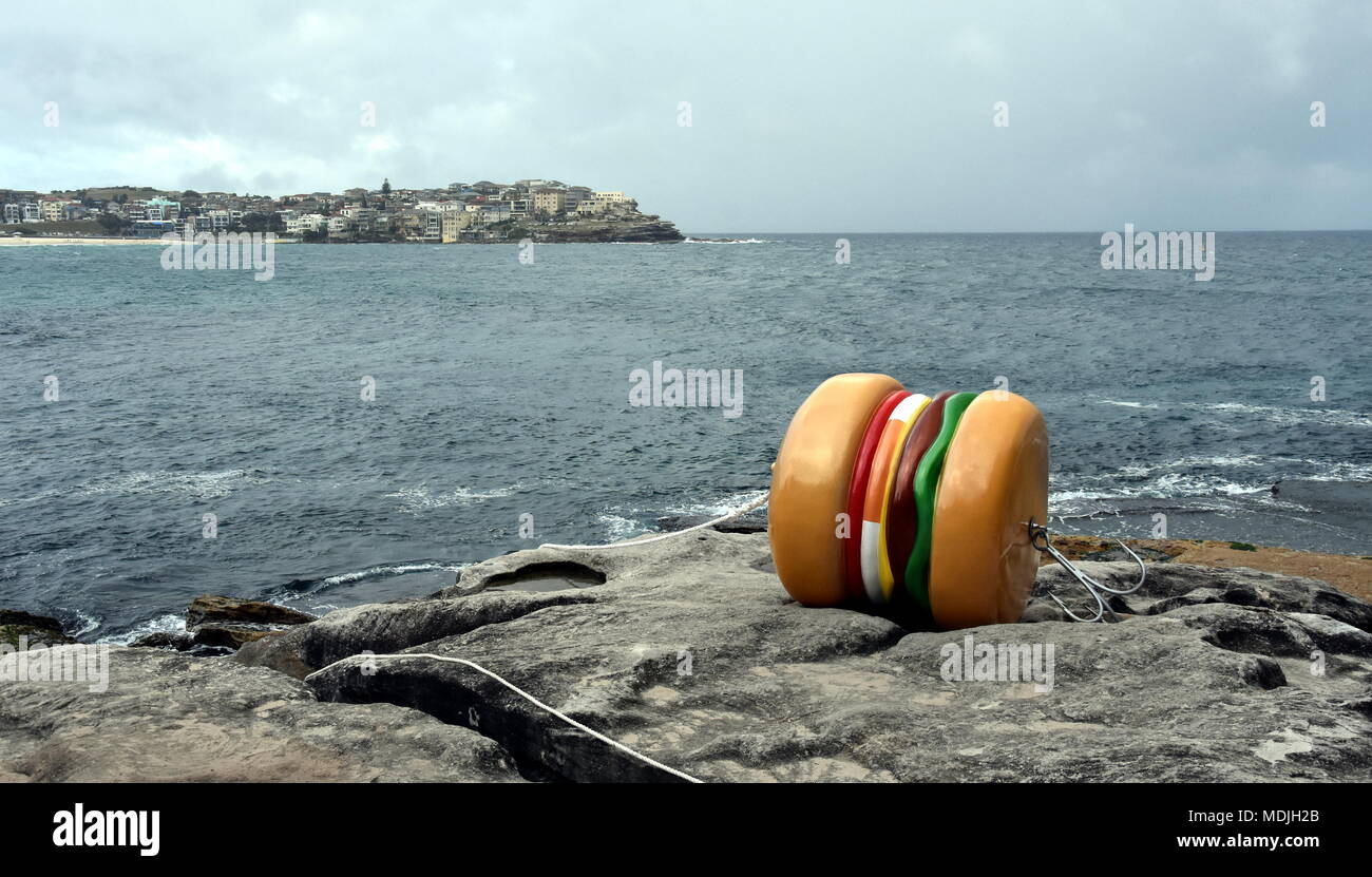 Sydney, Australia - 27 Oct, 2017. James Dive: ¿Qué busca una sabrosa hamburguesa. Escultura realizada por el mar a lo largo de la Bondi de Coogee caminata costera del mundo. Foto de stock