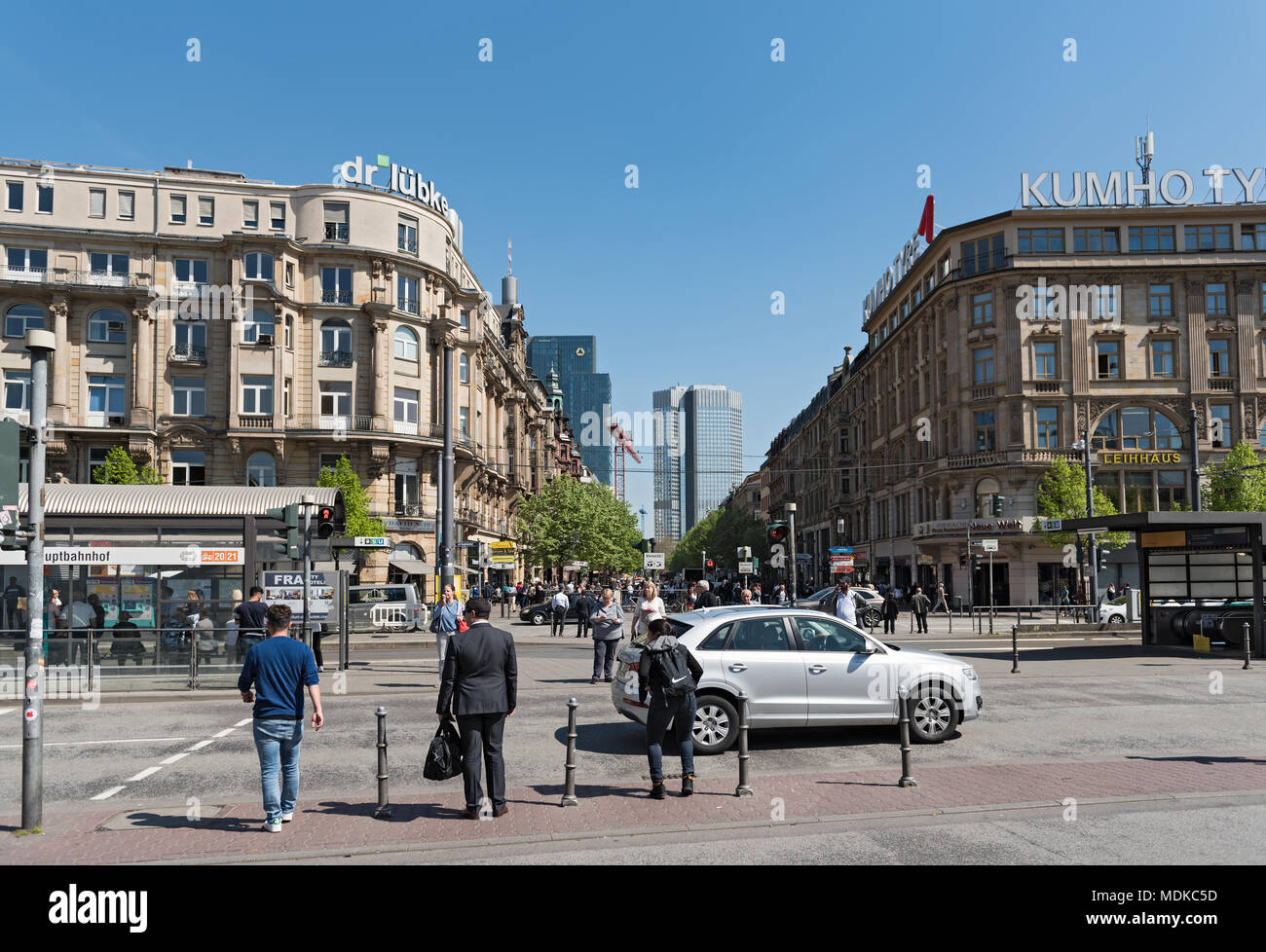 La vista de la gente en Kaiserstrasse street y la plaza en frente de la estación principal de Frankfurt am Main, Alemania Foto de stock