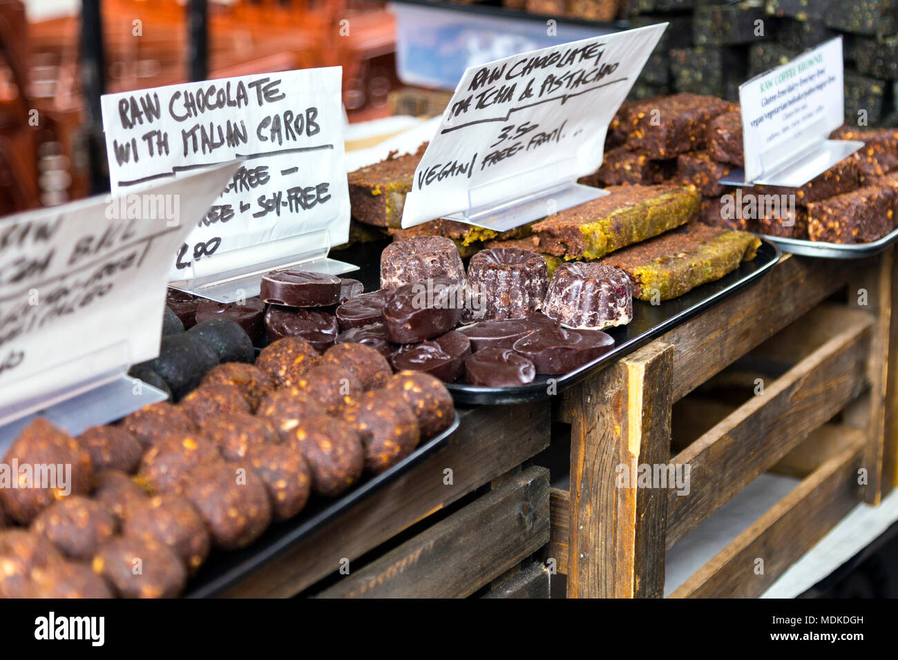 Raw Vegan golosinas y postres en el mercado alimentario de Brick Lane, Londres, Reino Unido. Foto de stock