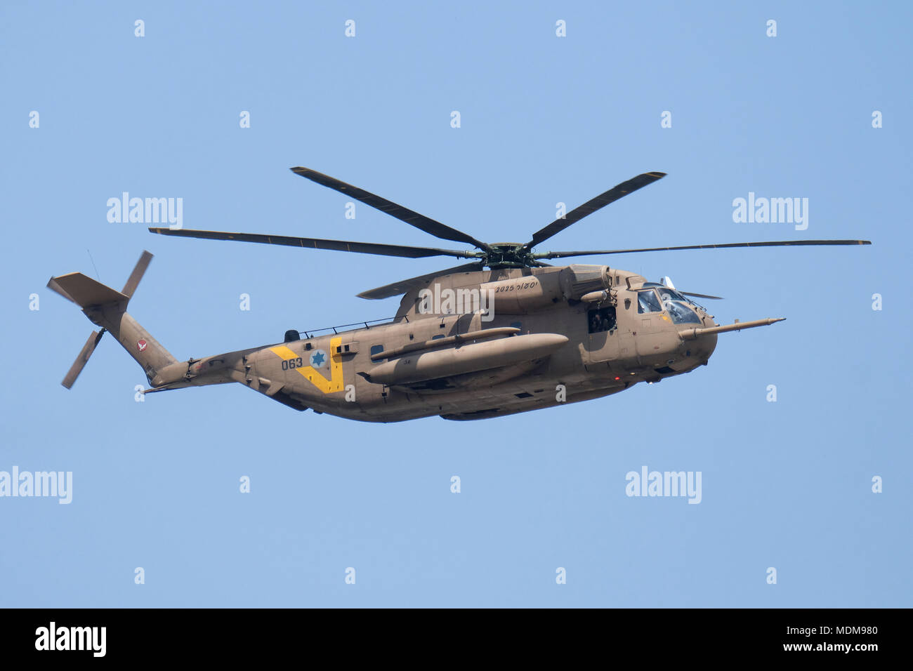 Ministerio de Defensa (comunicados) - Página 16 Un-sikorsky-ch-53-mar-tambien-llamado-yasur-stallion-de-helicoptero-de-la-fuerza-aerea-israeli-volando-durante-airshow-sobre-jerusalen-en-israel-el-70-dia-de-la-independencia-festejos-mdm980