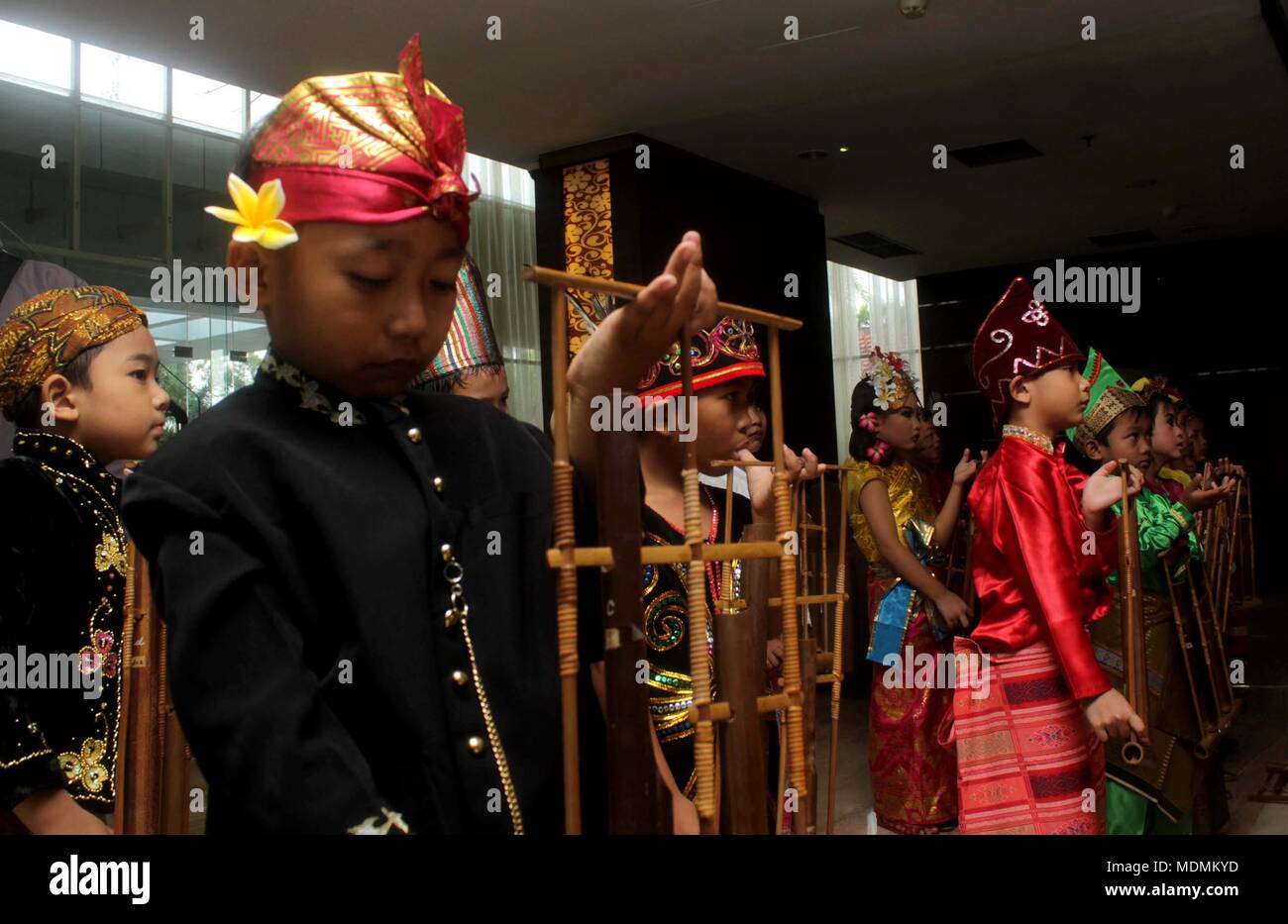 Madiun, Indonesia. 18 abr, 2018. Una celebración de Kartini Día; para marcar ese memorial con el tema 'Kampoeng Kartini'. El Comité celebró una caravana Los trenes están decoradas y llevar