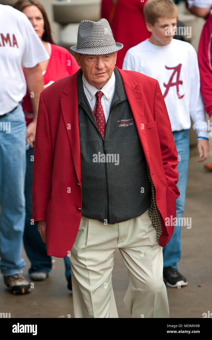 Un anciano de la Universidad de Alabama fan vestida como Paul "Bear" Bryant, camina hacia la SEC juego de campeonato el 6 de diciembre de 2014 en Atlanta, GA. Foto de stock