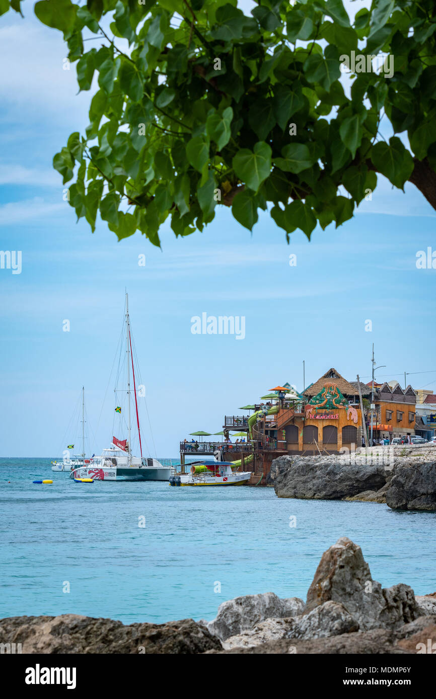 Una vista de Jimmy Buffet's Margaritaville y sus atracciones acuáticas desde los acantilados de Montego Bay, en la costa norte de Jamaica. Foto de stock