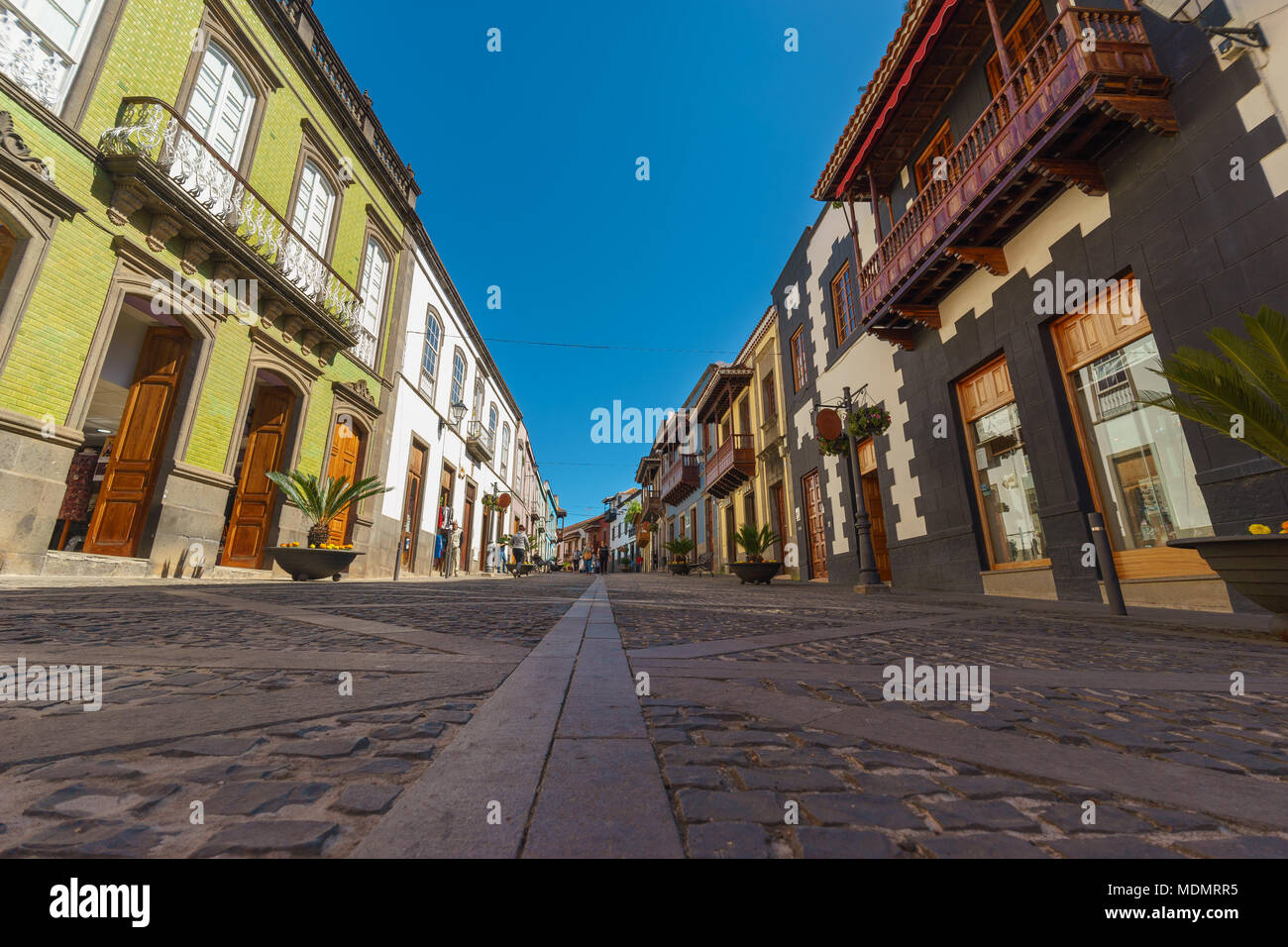 Teror, España - 27 de febrero de 2018: Calle Real de la Plaza, la calle principal peatonal con arquitectura tradicional canaria y coloridas fachadas. Foto de stock