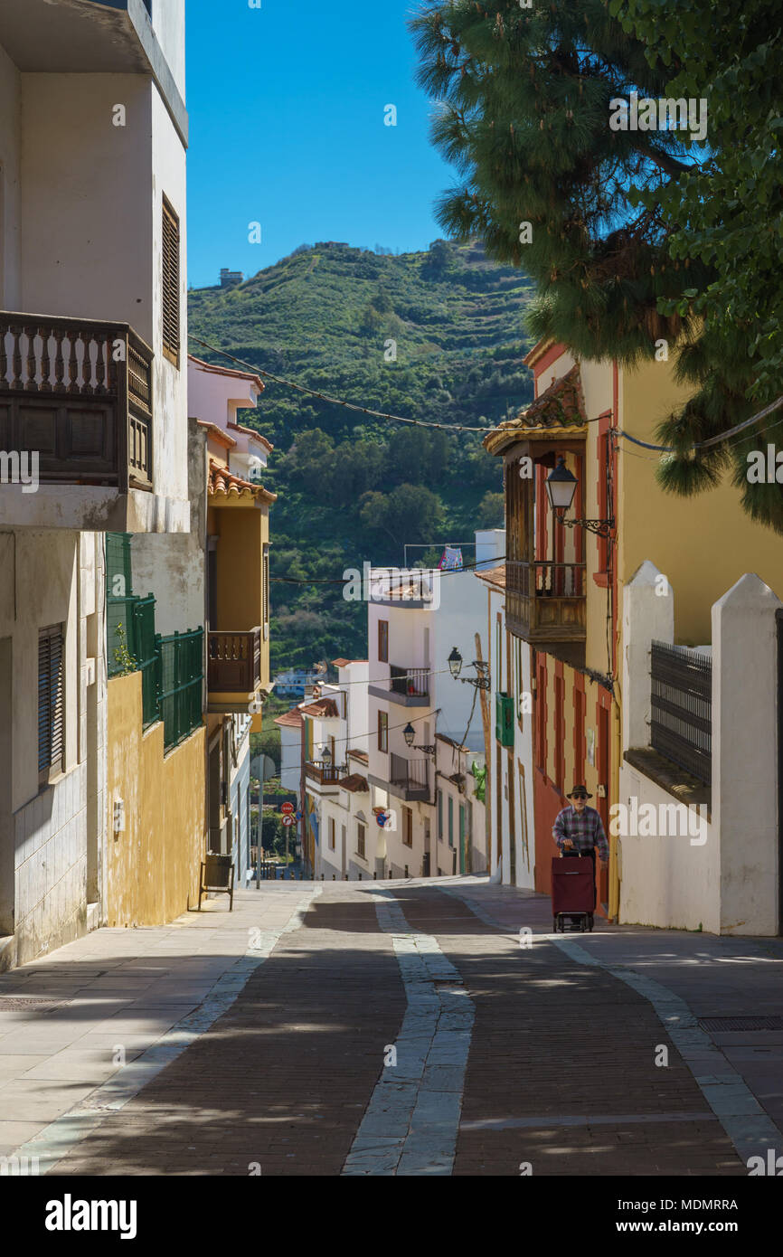 Teror, España - Febrero 27, 2018: Uno de los atractivos de calles de Teror, popular destino turístico en la isla de Gran Canaria. Foto de stock