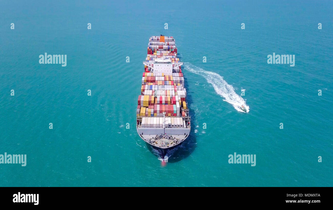 Grandes contenedores de barco en el mar - imagen aérea Foto de stock
