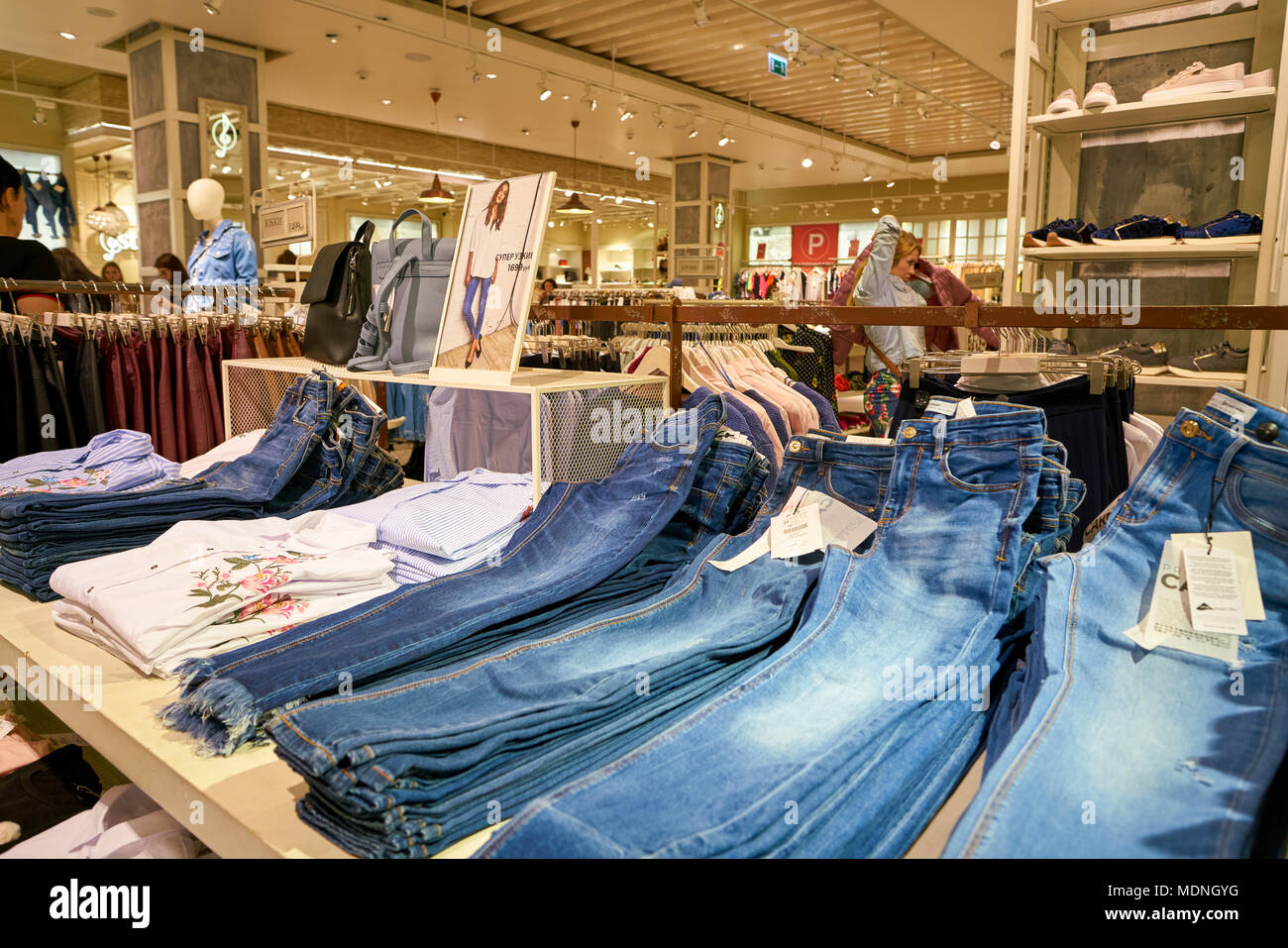 San Petersburgo, Rusia: CIRCA agosto, 2017: jeans en exhibición en la  tienda Stradivarius en la galería del centro comercial. Stradivarius es una  organización internacional wom Fotografía de stock - Alamy