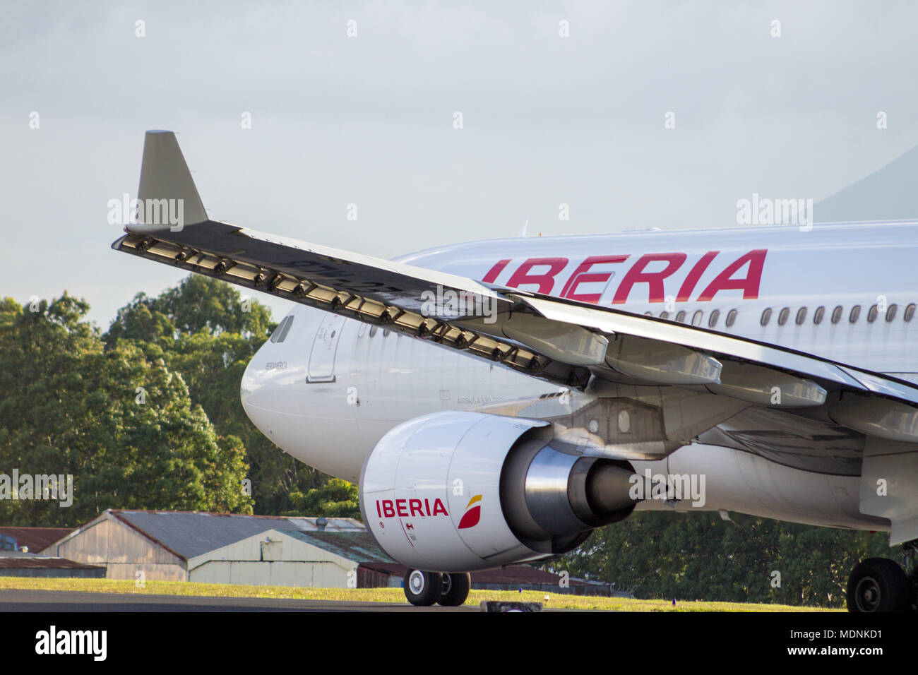 Iberia a330 despegando desde la Ciudad de Guatemala Foto de stock