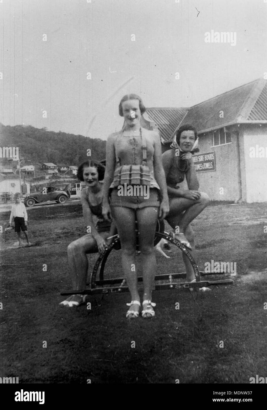 Tres jóvenes mujeres posando cerca del club de surf de Burleigh Heads, Foto de stock