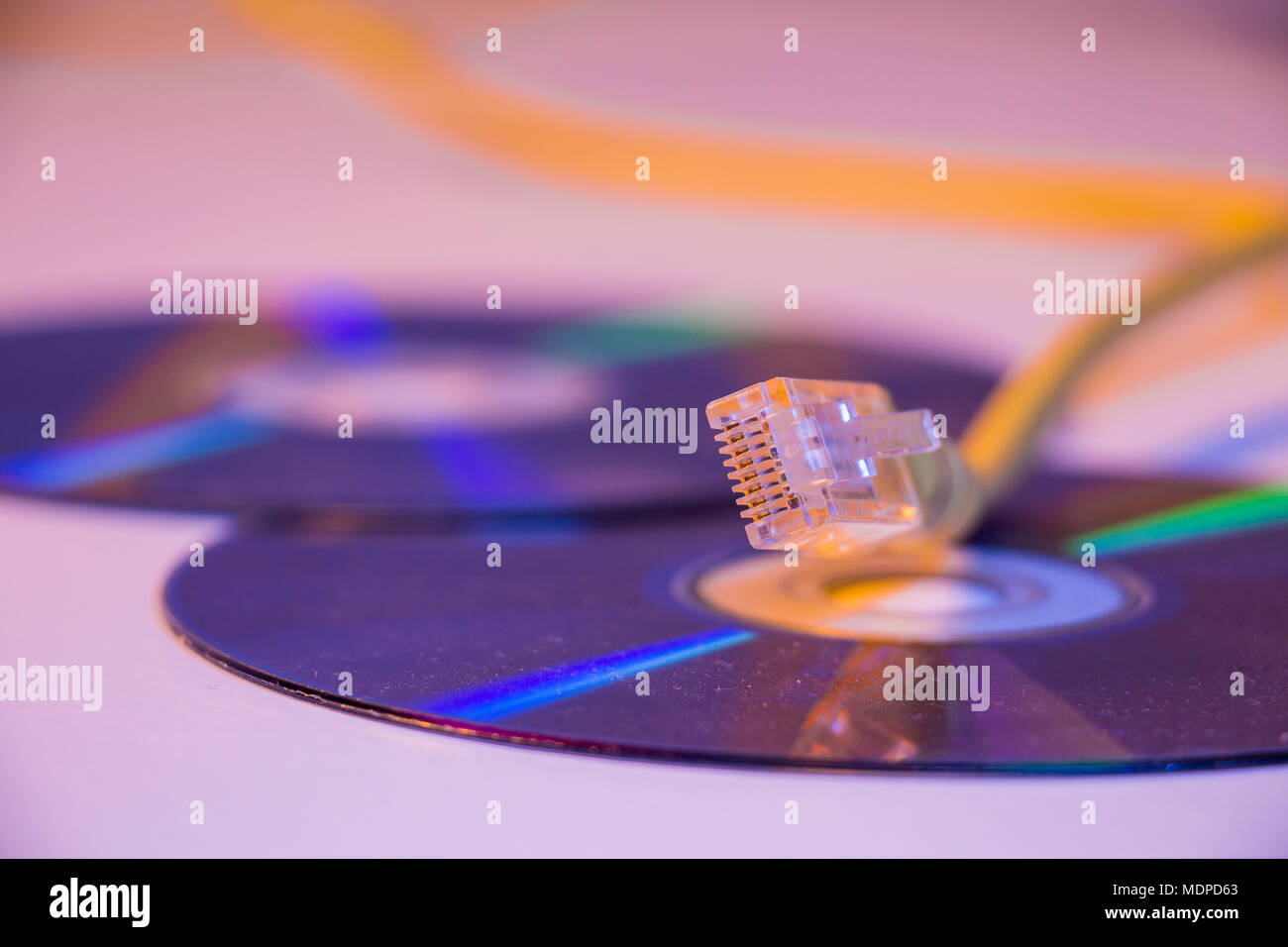 Primer plano del cable Ethernet con su reflexión sobre el disco en Fotografía de stock - Alamy