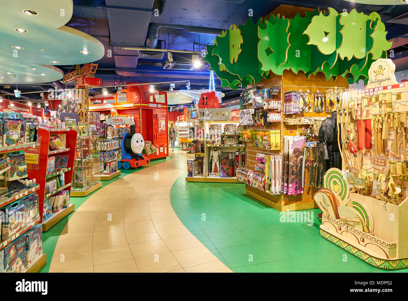 San Petersburgo, Rusia: CIRCA Octubre, 2017: dentro de una tienda de  juguetes Hamleys en San Petersburgo. Hamleys es la tienda de juguetes más  grande y más antigua en el mundo Fotografía de