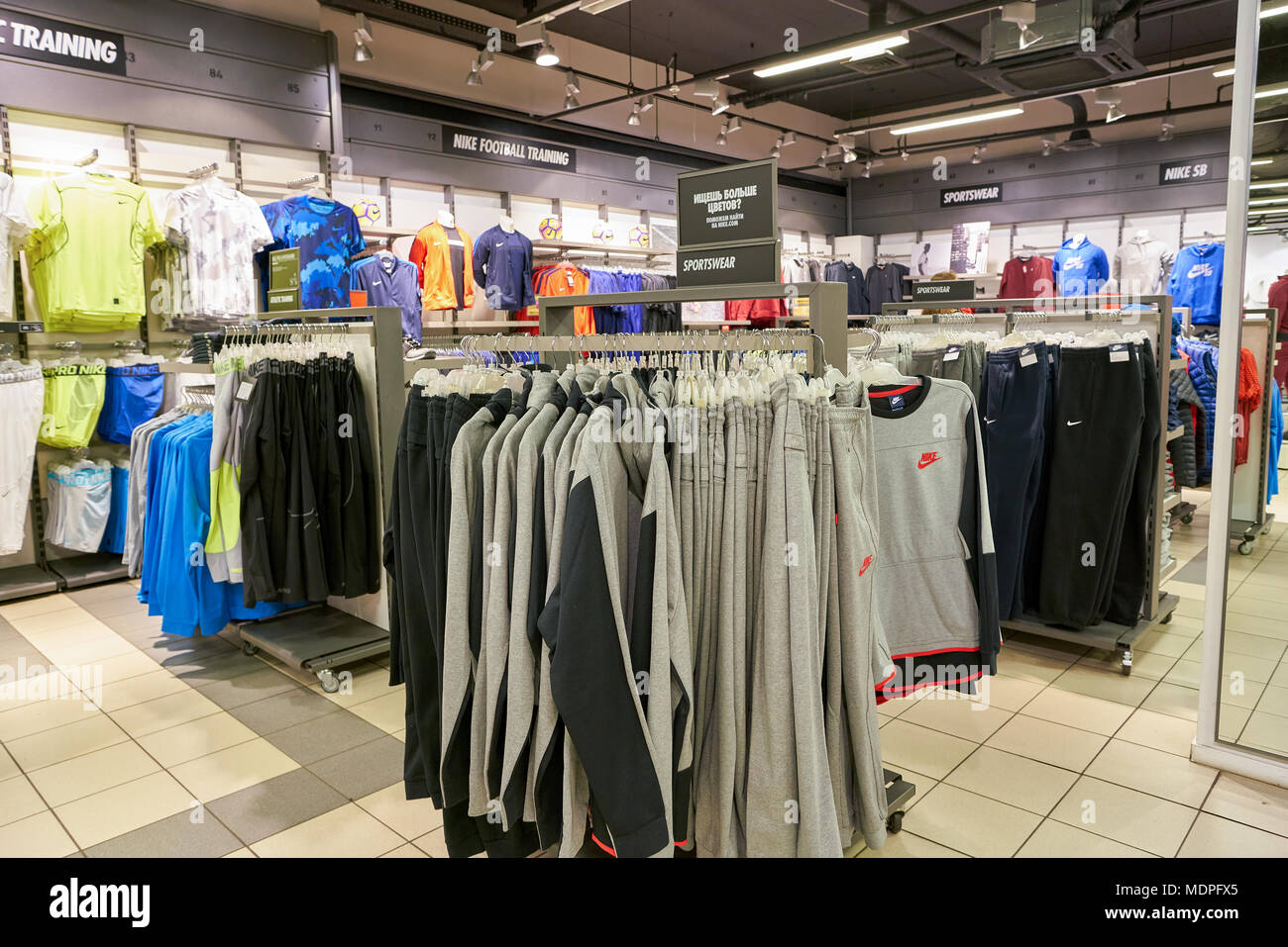 Tienda Nike Factory Fotos e Imágenes de stock - Alamy