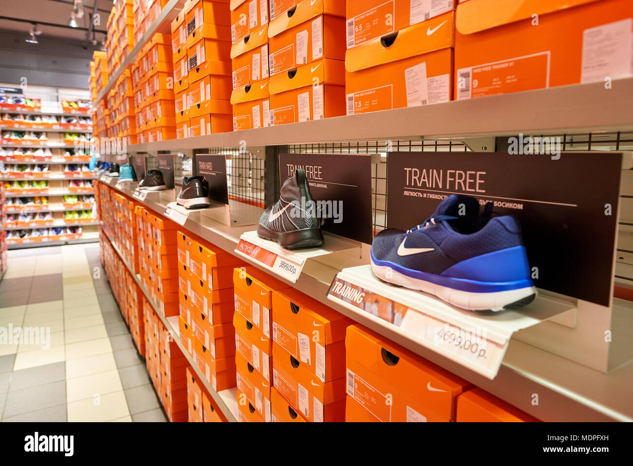 otoño Que pasa Mucho Nike factory store fotografías e imágenes de alta resolución - Página 2 -  Alamy