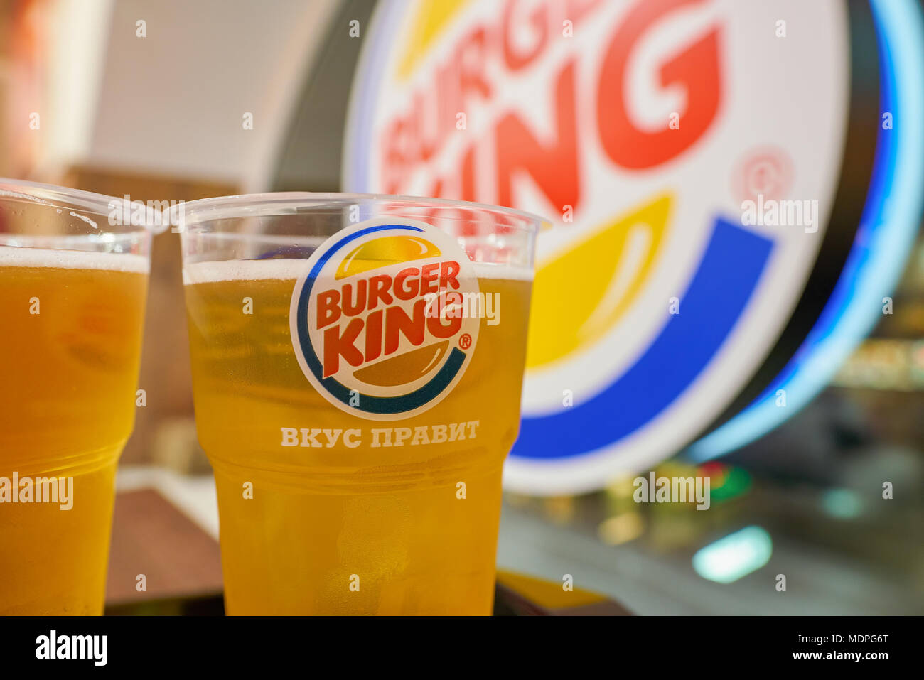 San Petersburgo - CIRCA Octubre, 2017: Primer plano de vasos de cerveza en  el restaurante Burger King. Burger King es una cadena global de hamburguesa  americana fas Fotografía de stock - Alamy