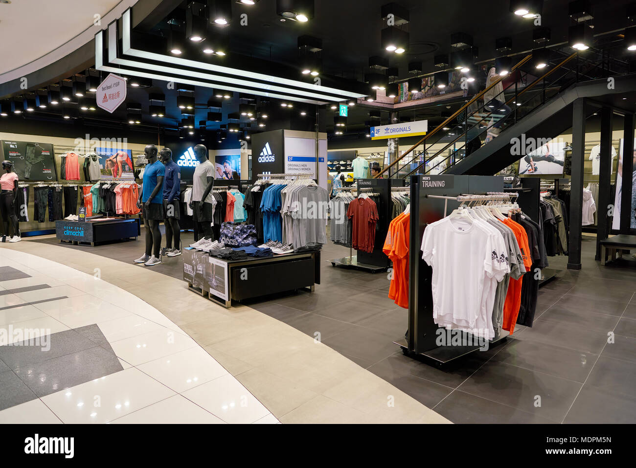 BUSAN, COREA DEL SUR - CIRCA mayo, 2017: Adidas store en los grandes  almacenes Lotte en Busan Fotografía de stock - Alamy