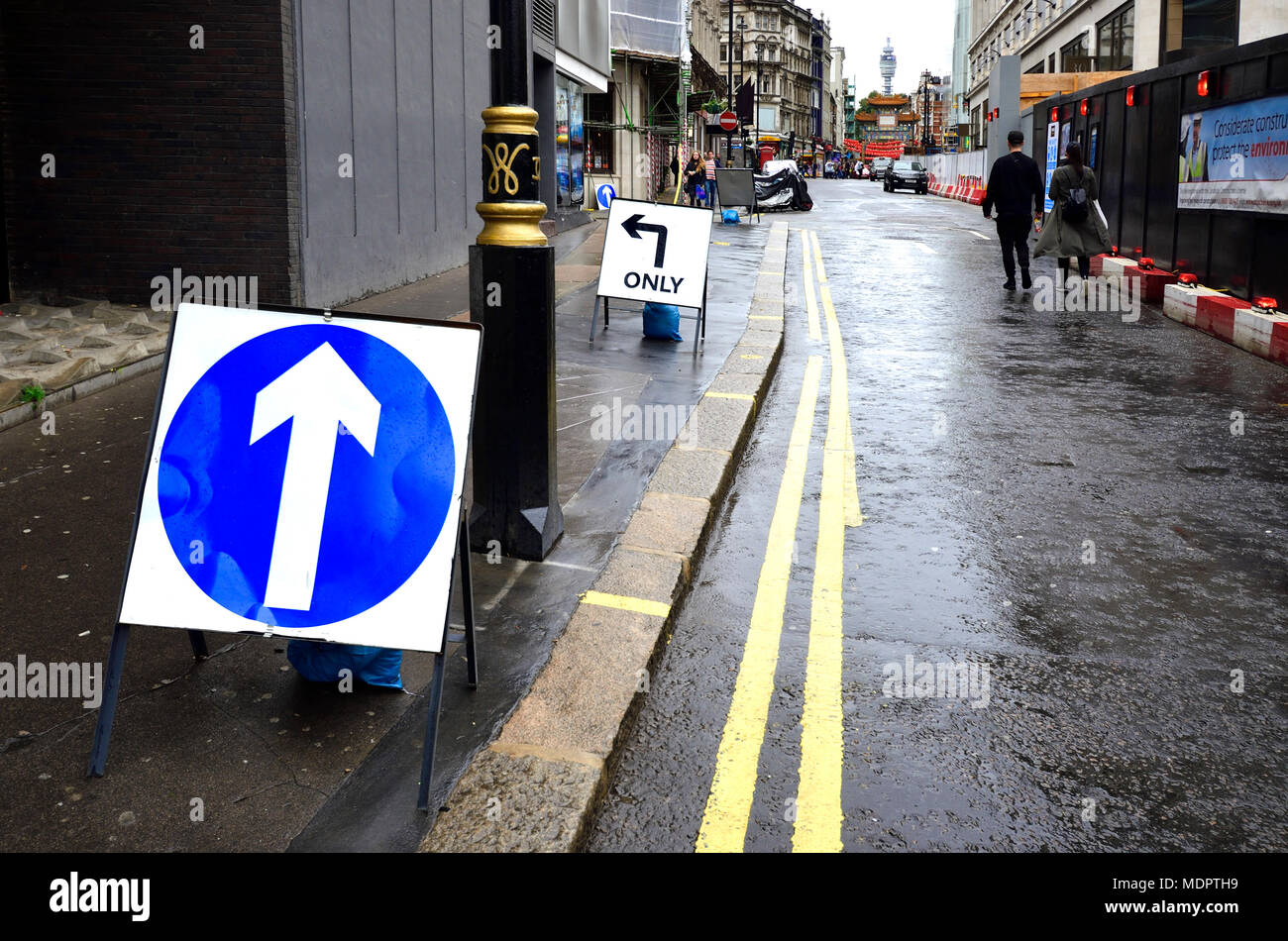 Londres, Inglaterra, Reino Unido. Aparentemente conflictivas señales de tráfico. Foto de stock