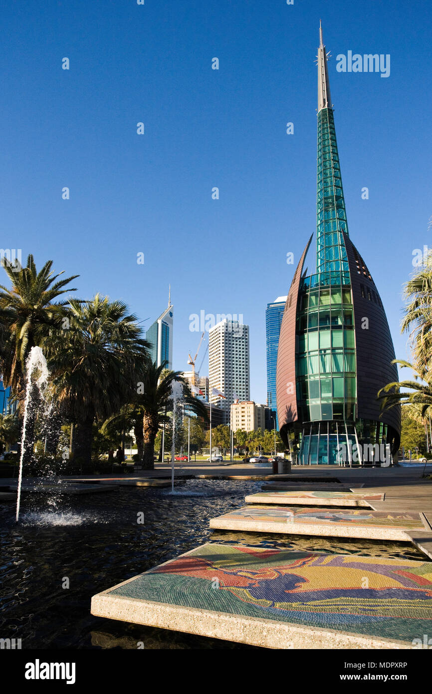 Perth, WA; skyline con Campanario Swan Foto de stock