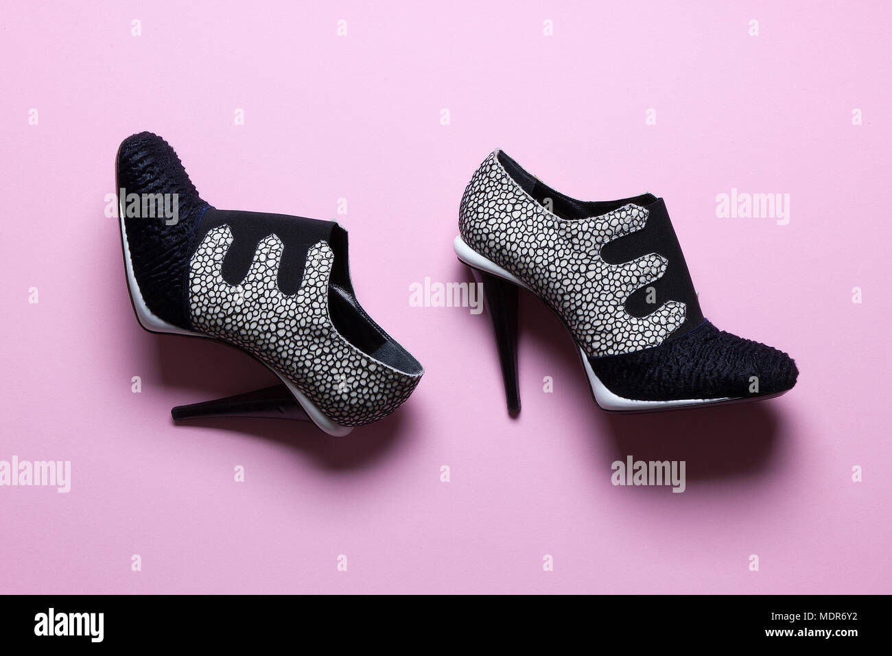 Las damas de blanco y negro zapatos de tacón alto, contra un fondo de color  rosa, vista superior Fotografía de stock - Alamy