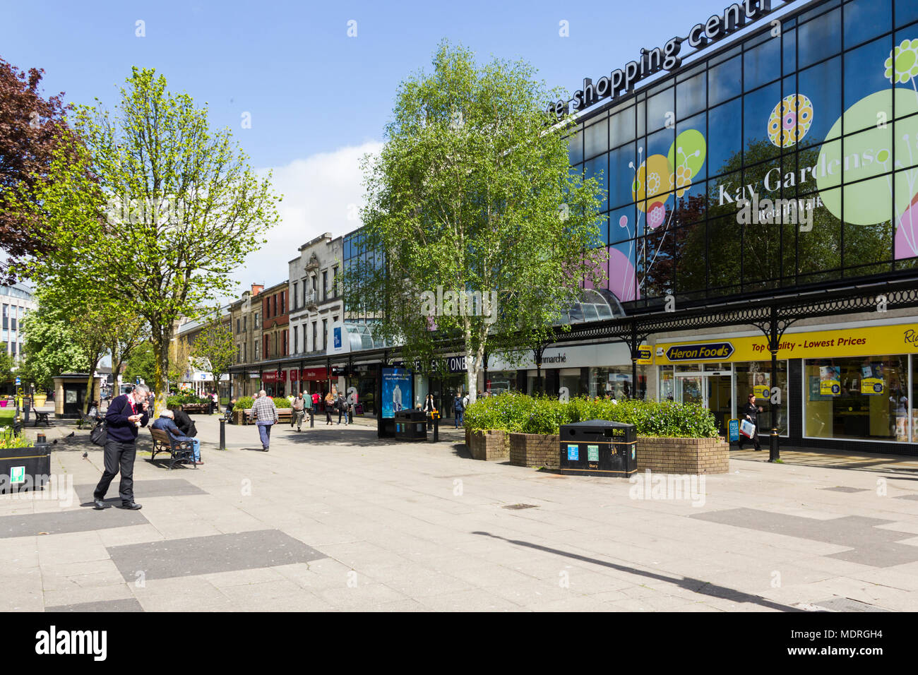 Las tiendas y la gente en general limpio y ordenado Kay Jardines paseo comercial, en el centro de la ciudad de Bury, Greater Manchester. Foto de stock