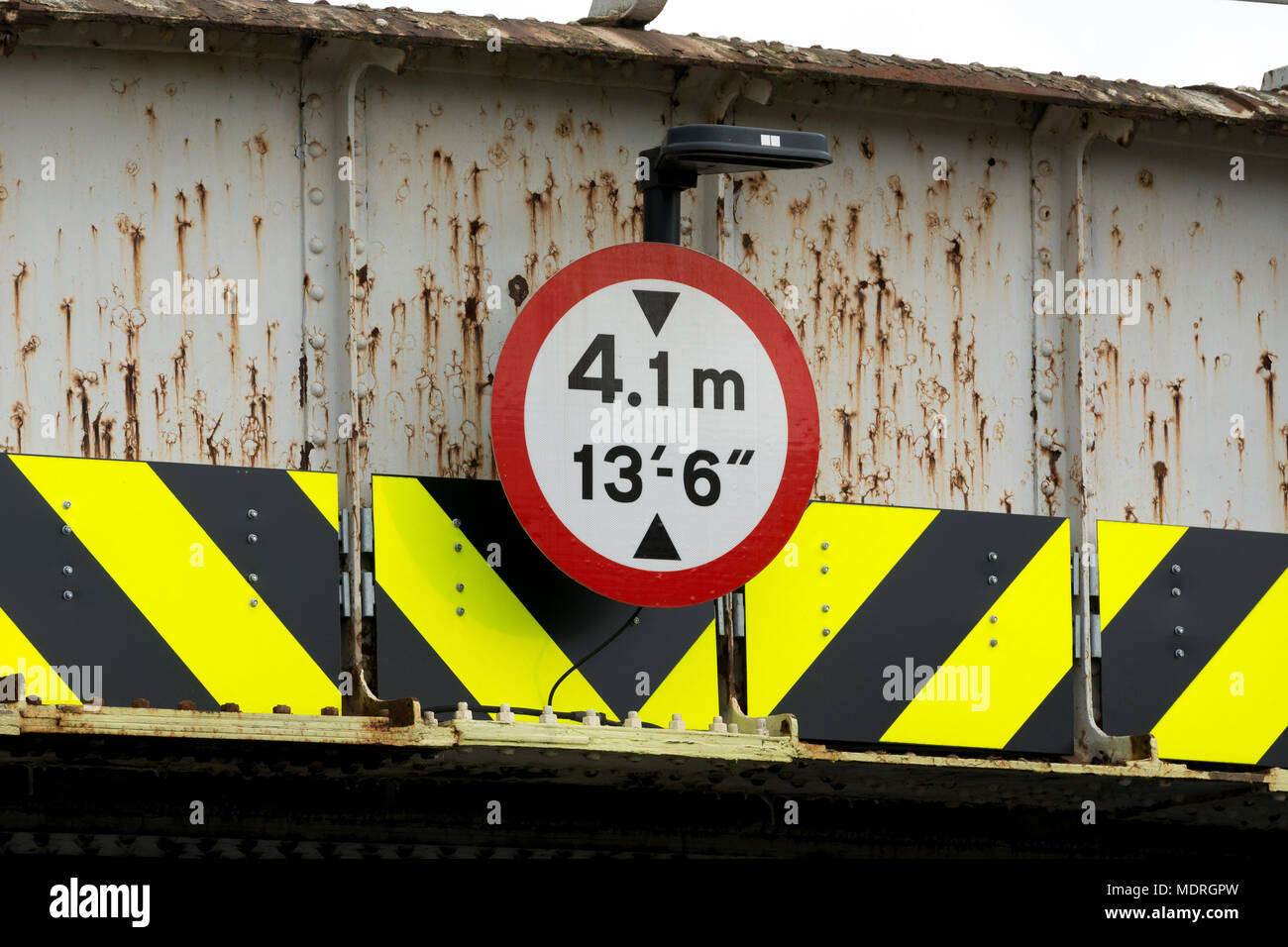 Signo de la limitación de la altura del puente del ferrocarril, el Castillo Vale, Birmingham, Reino Unido Foto de stock