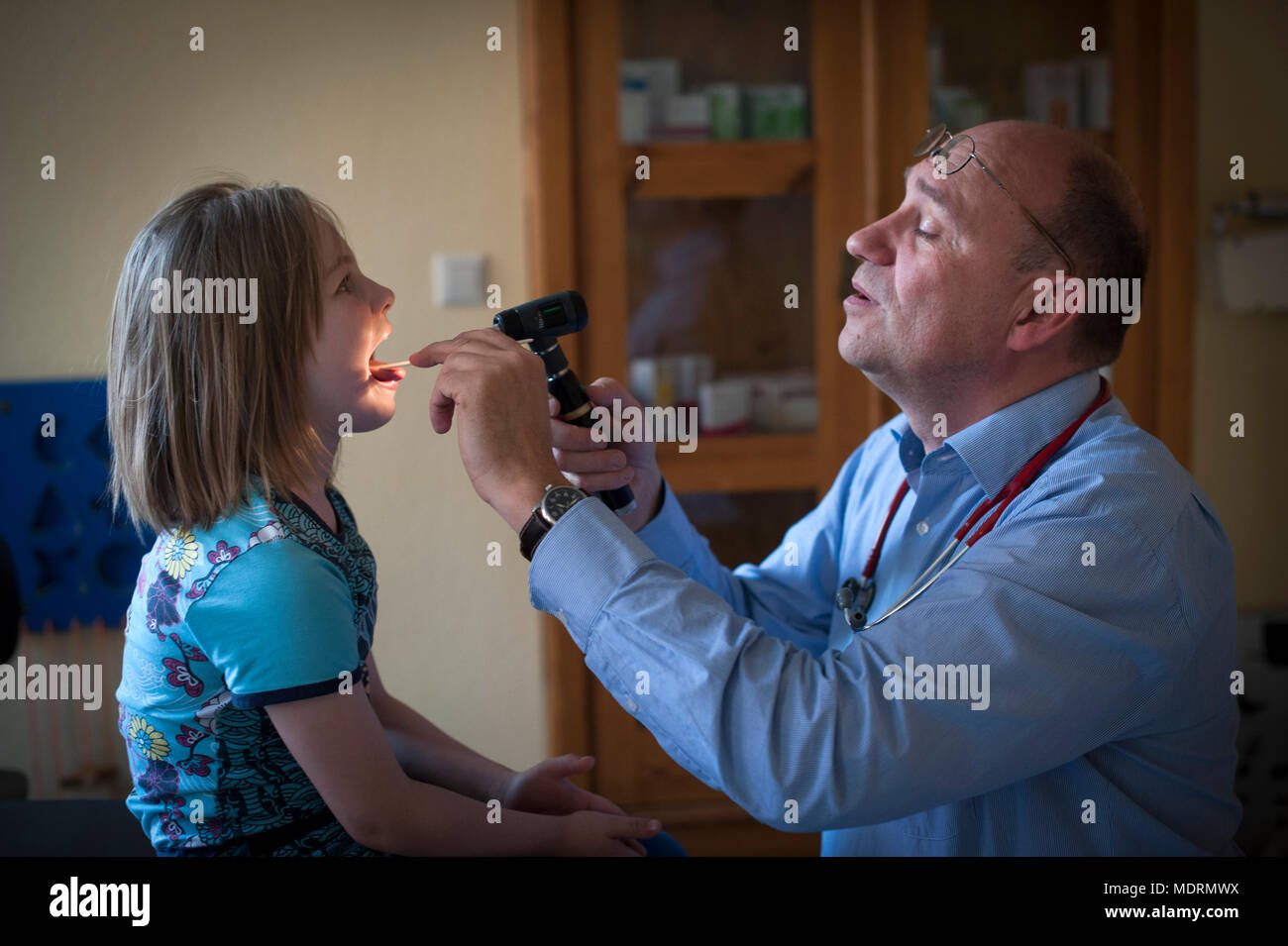 Pediatría Dr. Detlef Wend examina a un paciente joven en el policlínico en Halle (Saale), Alemania. Foto de stock