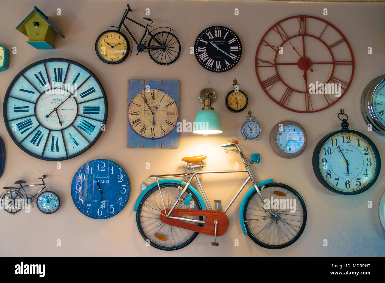 Una colección de relojes y modelos de bicicletas decorar una pared  Fotografía de stock - Alamy