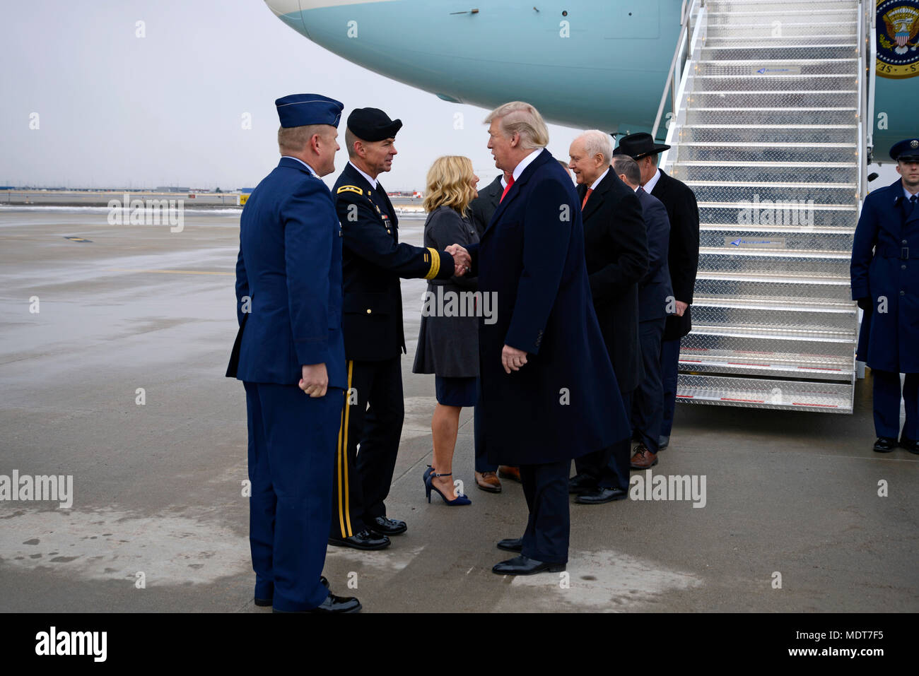 Presidente Donald J. Trump visitó la Guardia Aérea Nacional de Utah Roland  R. Wright Air Base de la Guardia Nacional en Salt Lake City, Utah,  acompañado por los senadores Orrin Hatch y
