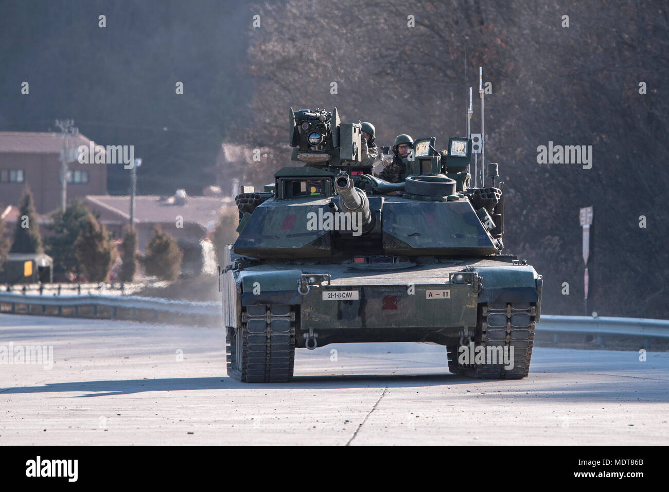 Rodríguez el fuego vivo complejo, República de Corea - un tanque Abrams de "asalto" de la empresa, 1er Batallón, 8º Regimiento de Caballería, 2ª Brigada blindada Equipo de combate, la primera división de caballería se prepara para llevar a cabo la tabla de calificación artillería XII el 5 de diciembre de 2017. 1-8 Cav. ha llevado a cabo capacitación de artillería desde mediados de noviembre en Corea del Sur. Tabla XII reúne varios elementos que incluyen tanques Abrams, vehículos de combate Bradley (BFV), un asalto Vehículo Breacher (ABV) y Apache de apoyo aéreo en un único ejercicio con fuego vivo. Foto de stock