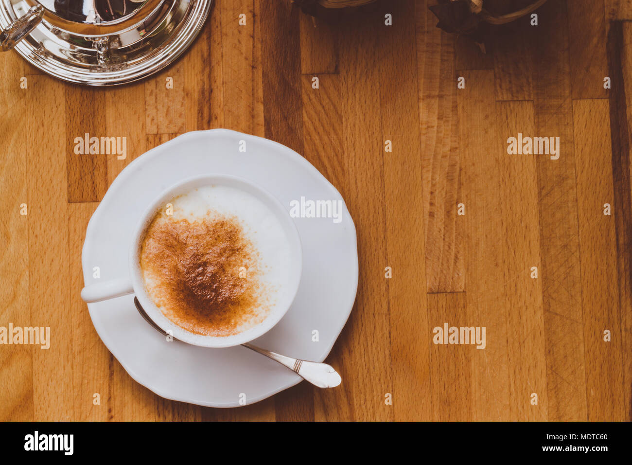 Imagen de una taza de café con azúcar morena y crema sobre fondo de madera  Fotografía de stock - Alamy