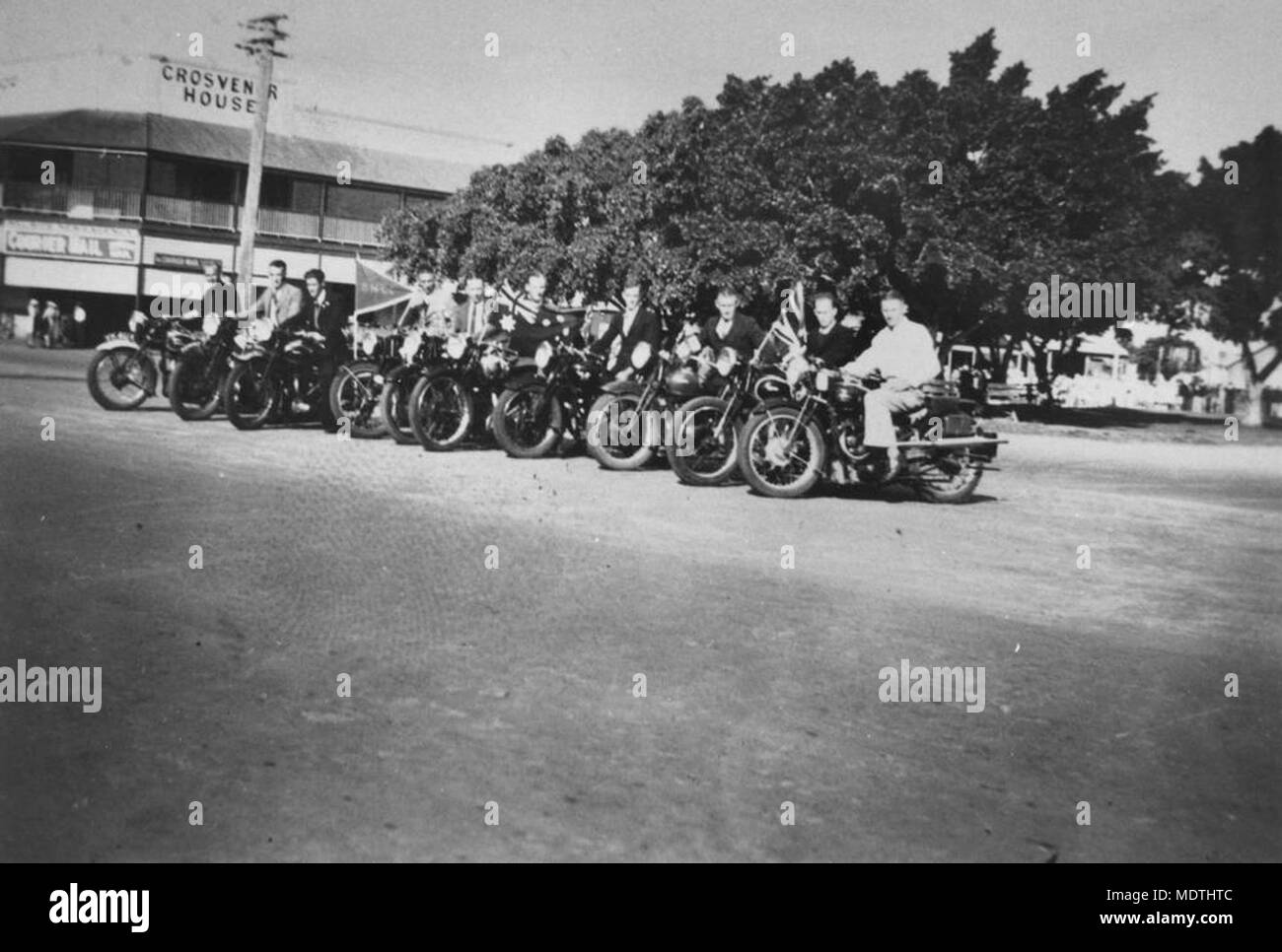 Los motociclistas alineadas en Bourbong Street, Bundaberg, ca 1937. Foto de stock