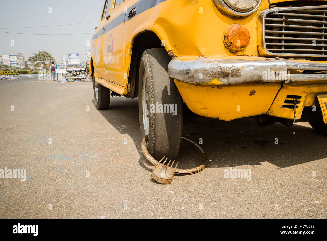 Sistema Antirrobo De Seguridad Para El Coche Con Bloqueo Del Volante.  Colores Negro Y Rojo. Vista De Primer Plano Fotografía de stock - Alamy