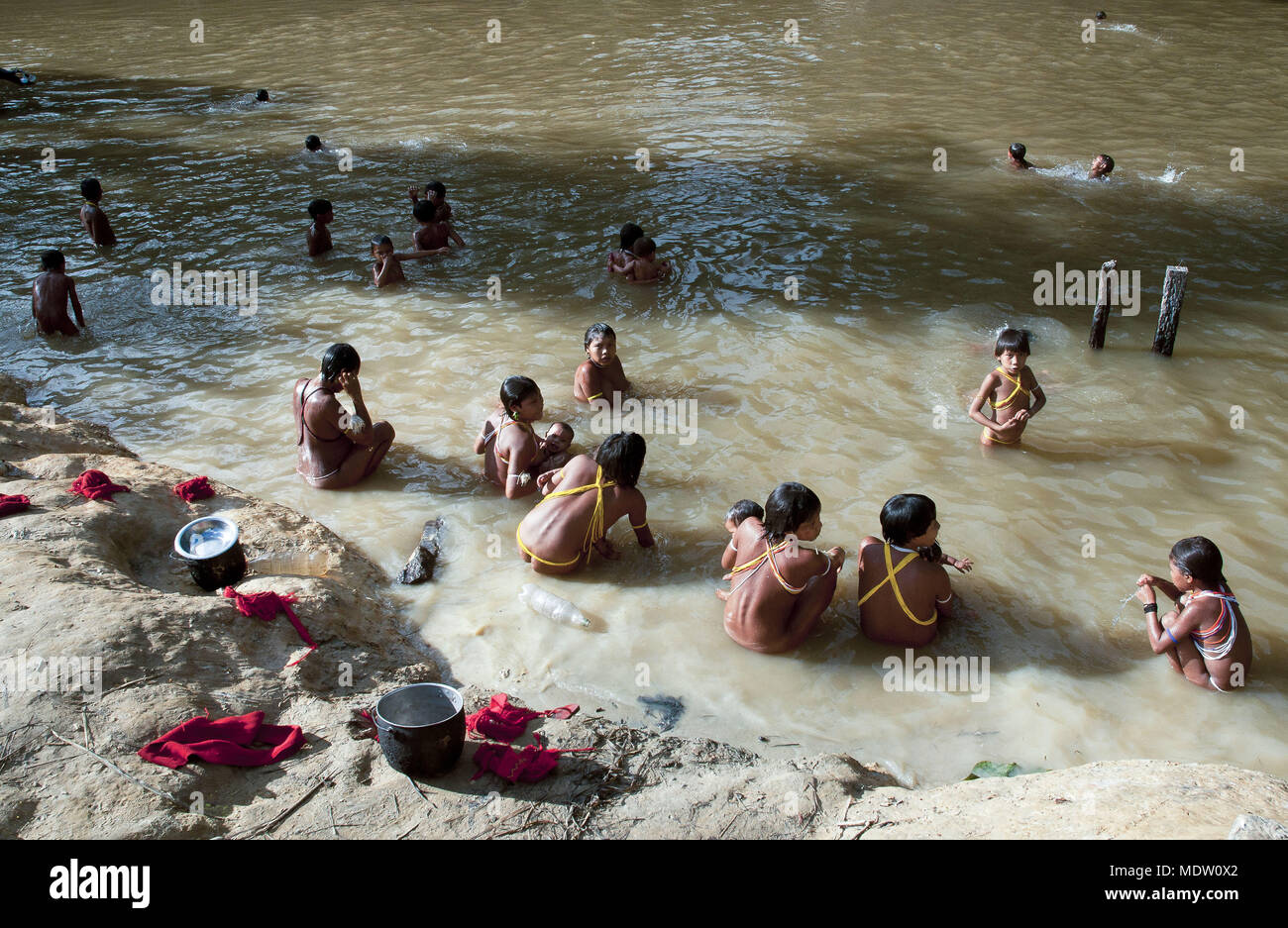 Los niños y las mujeres de la etnia yanomami colectiva de tomar un baño en el río Toototobi - comunidad Toototobi Foto de stock
