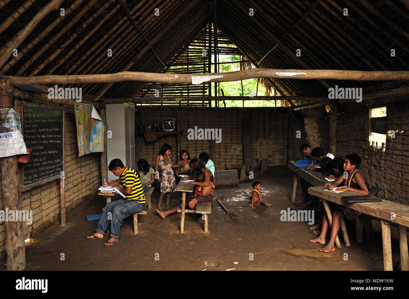Escuela indígena yanomami, en la aldea de Kolulu - Cuenca del Río Auaris - Frontera Brazilazil - Venezuela Foto de stock