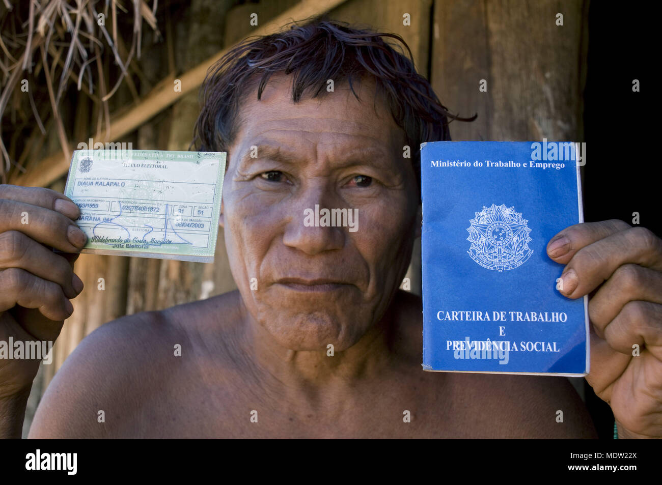 Indio Kalapalo con licencia profesional y la inscripción de votantes - El Parque Indígena de Xingu Foto de stock