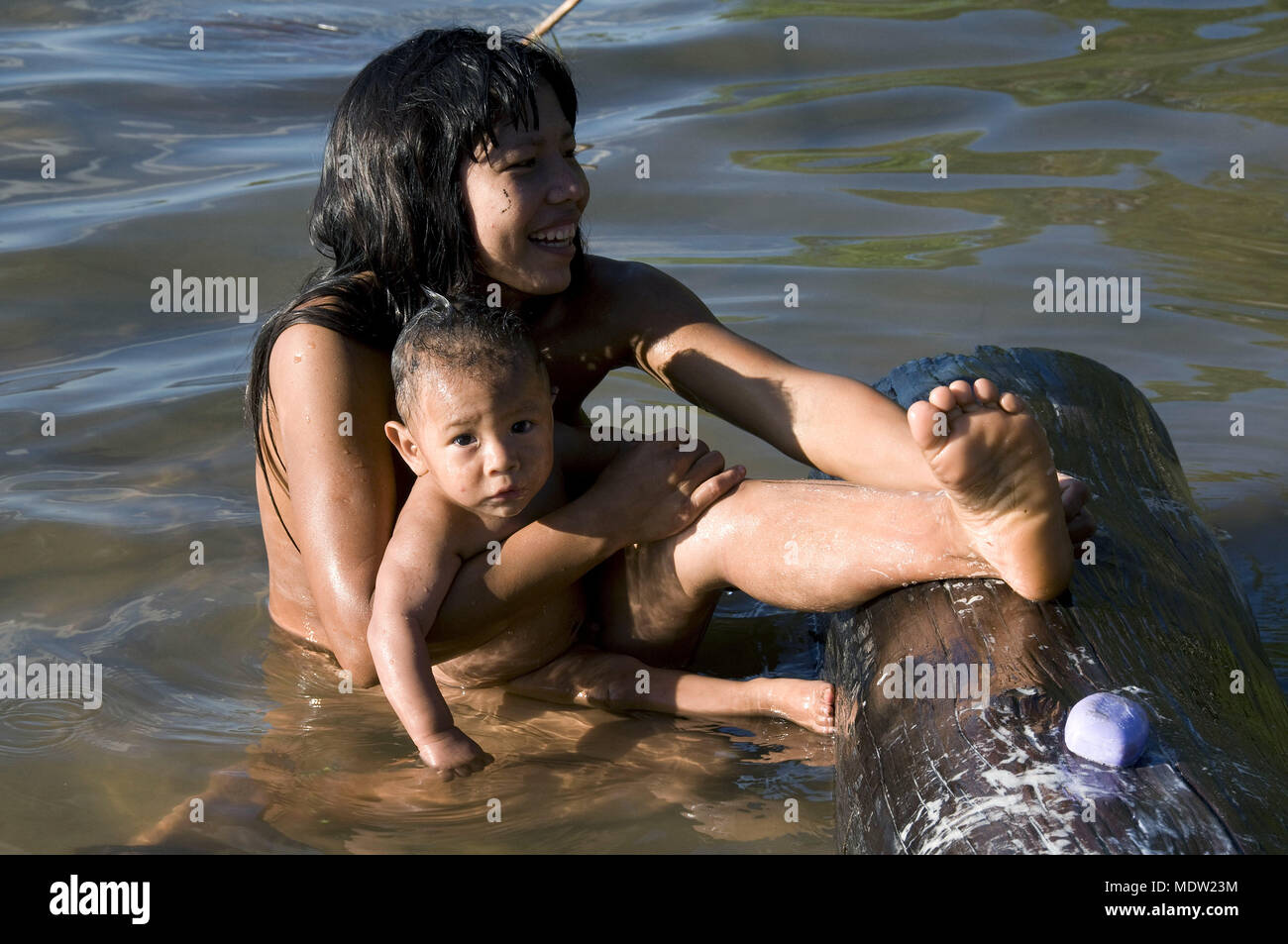 Mae Kalapalo indígenas bañarse en el lago con Ipa potable - Village Aiha - Parque Indígena do Xingu - Foto de stock