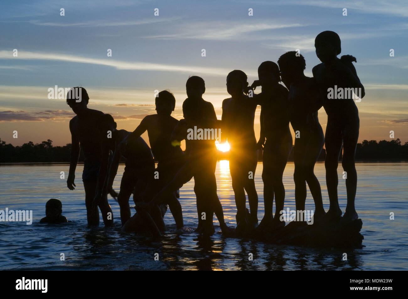 Niños jugando en los Kalapalo Lake Village Aiha Ipa - Parque Indígena do Xingu - MT Foto de stock