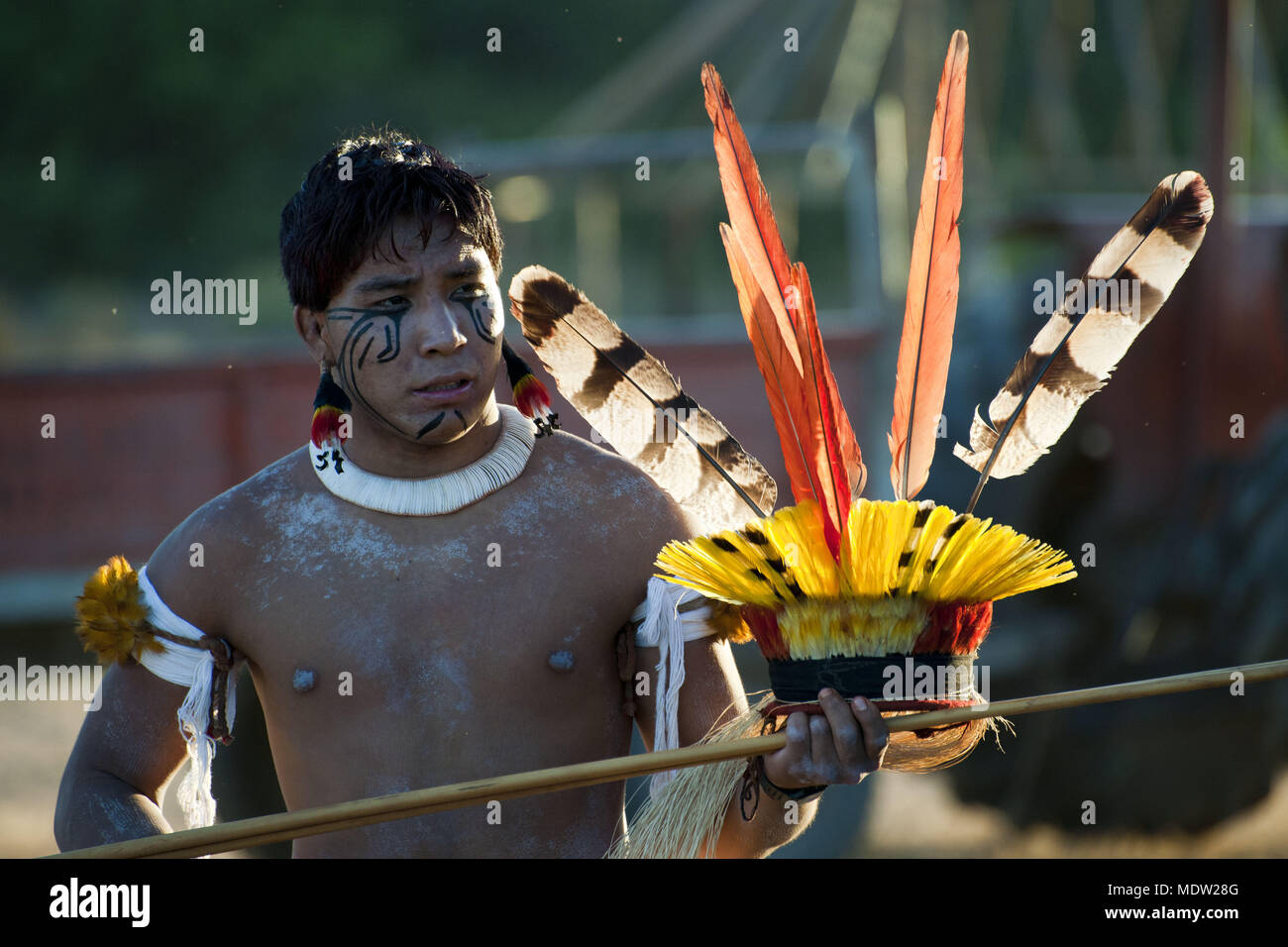 Indios de Kalapalo Aiha aldea con tucanape - el Parque Indígena Xingu Foto de stock
