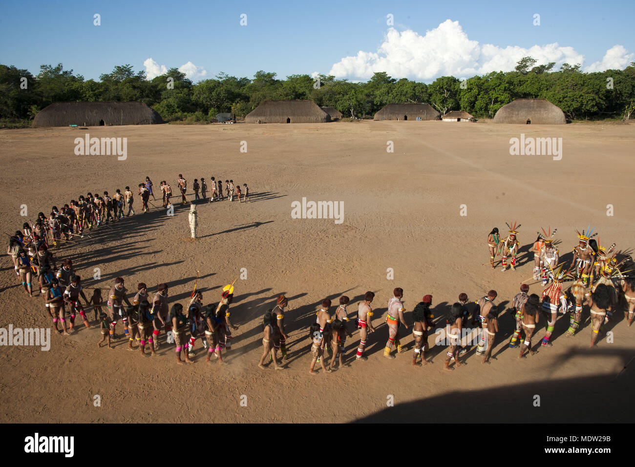 Los indios Kalapalo aldea Jawari Aiha preparando para con la etnia Wuaja Foto de stock