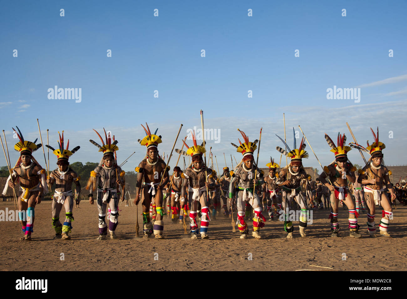 Los indios Kalapalo aldea Jawari Aiha preparando para con la etnia Wuaja Foto de stock