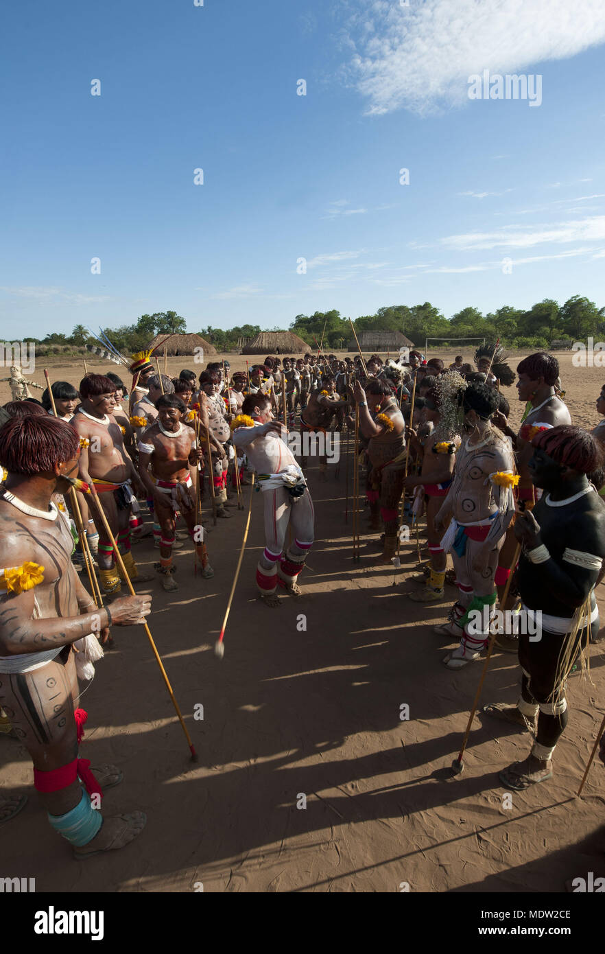 Los indios Kalapalo Aiha aldea Jawari compitiendo con la etnia Wuaja - Parque Indígena do Xingu Foto de stock