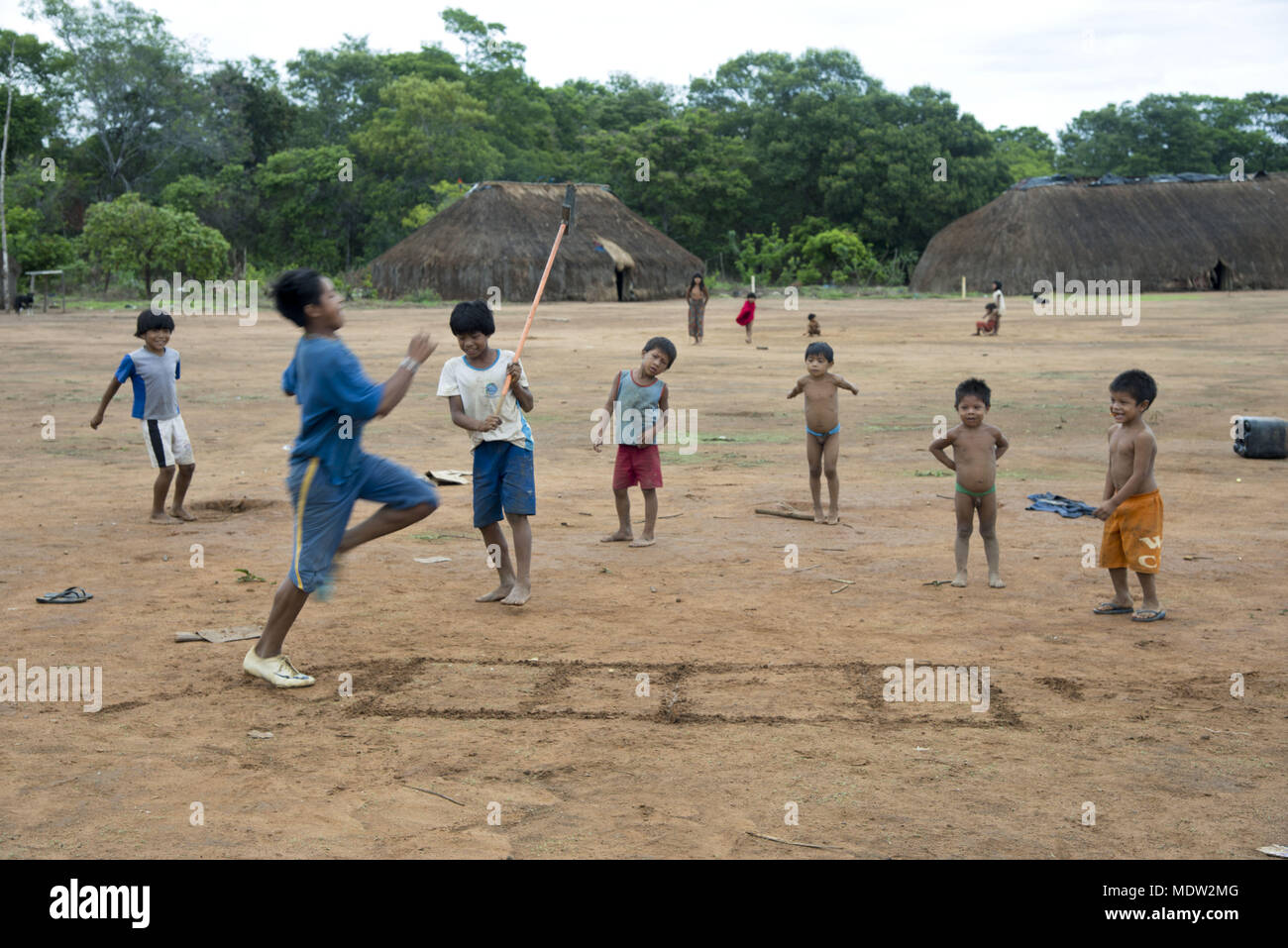 Los niños de la aldea Aiha Kalapalo jugar imitando las pruebas de Juegos Olímpicos Foto de stock