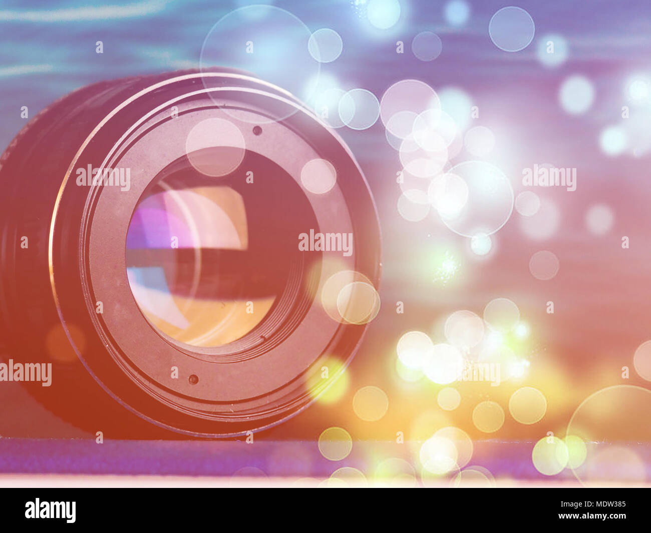 La lente de la cámara con lente reflexiones., lentes de cámaras  profesionales Fotografía de stock - Alamy