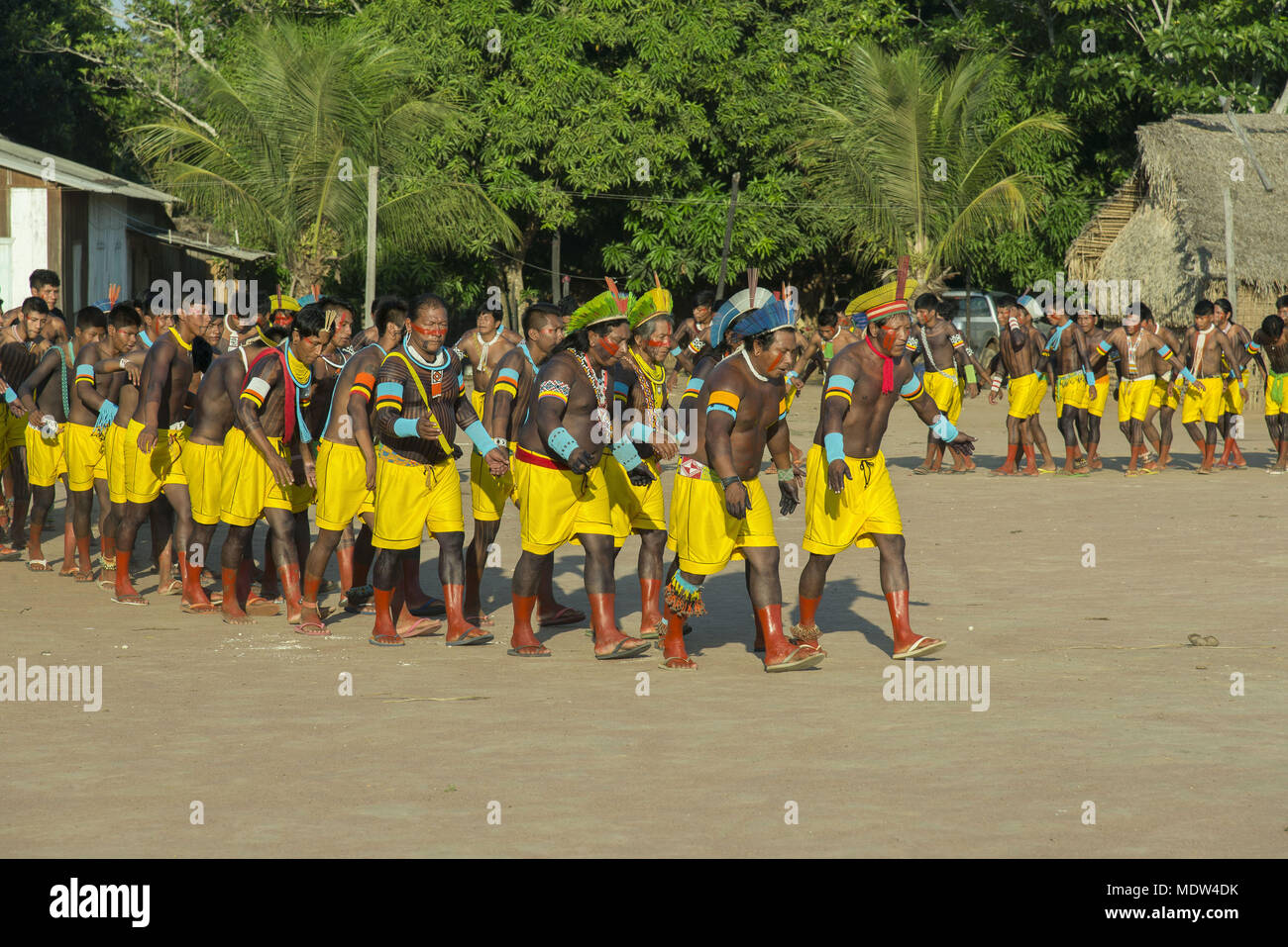 Indios del pueblo kayapó Moikarako participar en el baile de la yuca Foto de stock