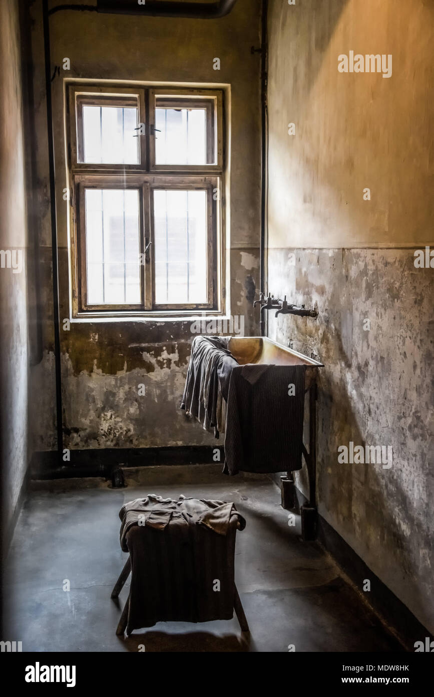 Oswiecim / Polonia - 02.15.2018: Rusty baño, lavabo, raspado de paredes en Museo del campo de concentración de Auschwitz. Foto de stock