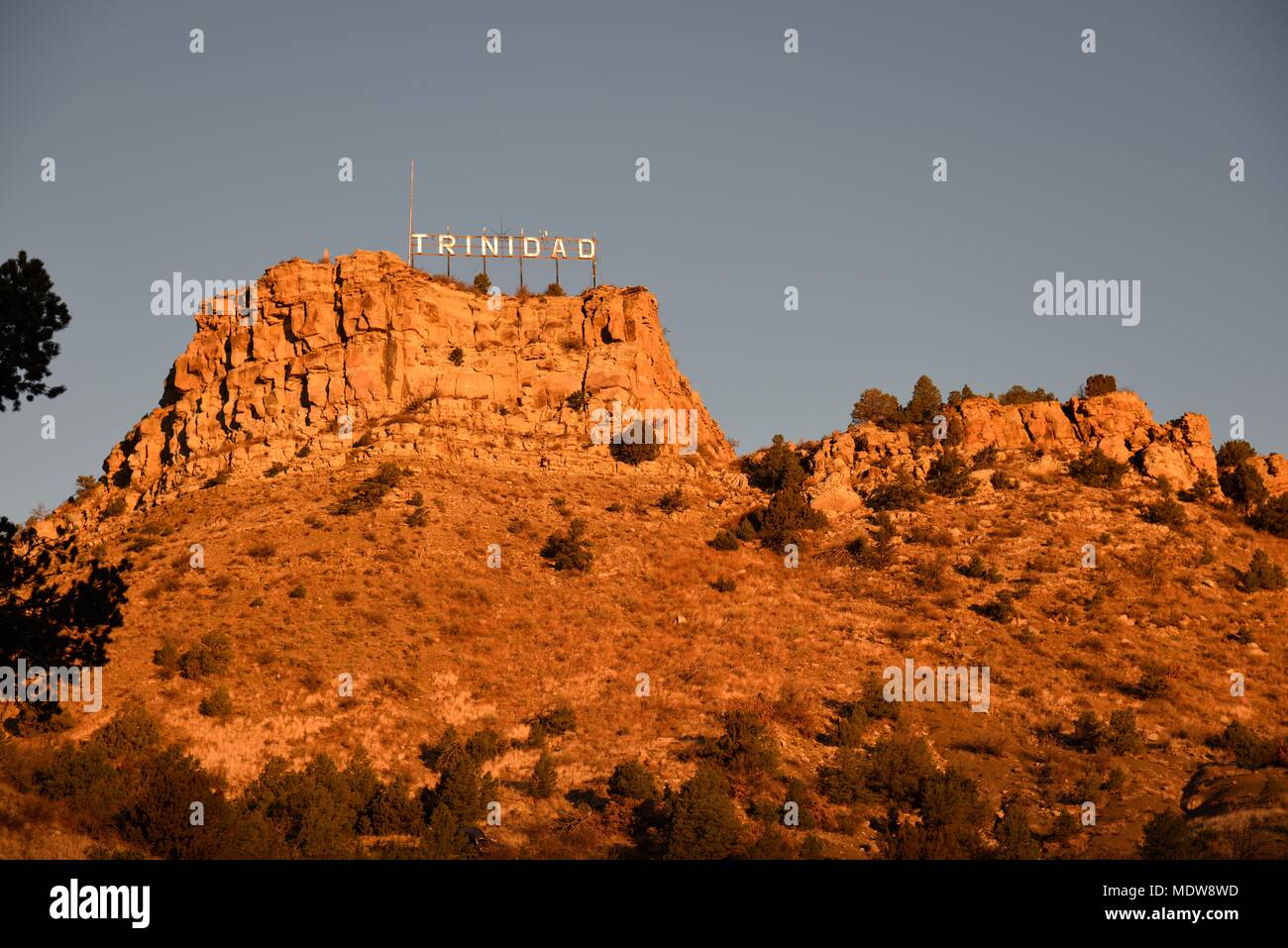 Ciudad de Trinidad Colorado señal en la cima de una colina rocosa al amanecer. Foto de stock
