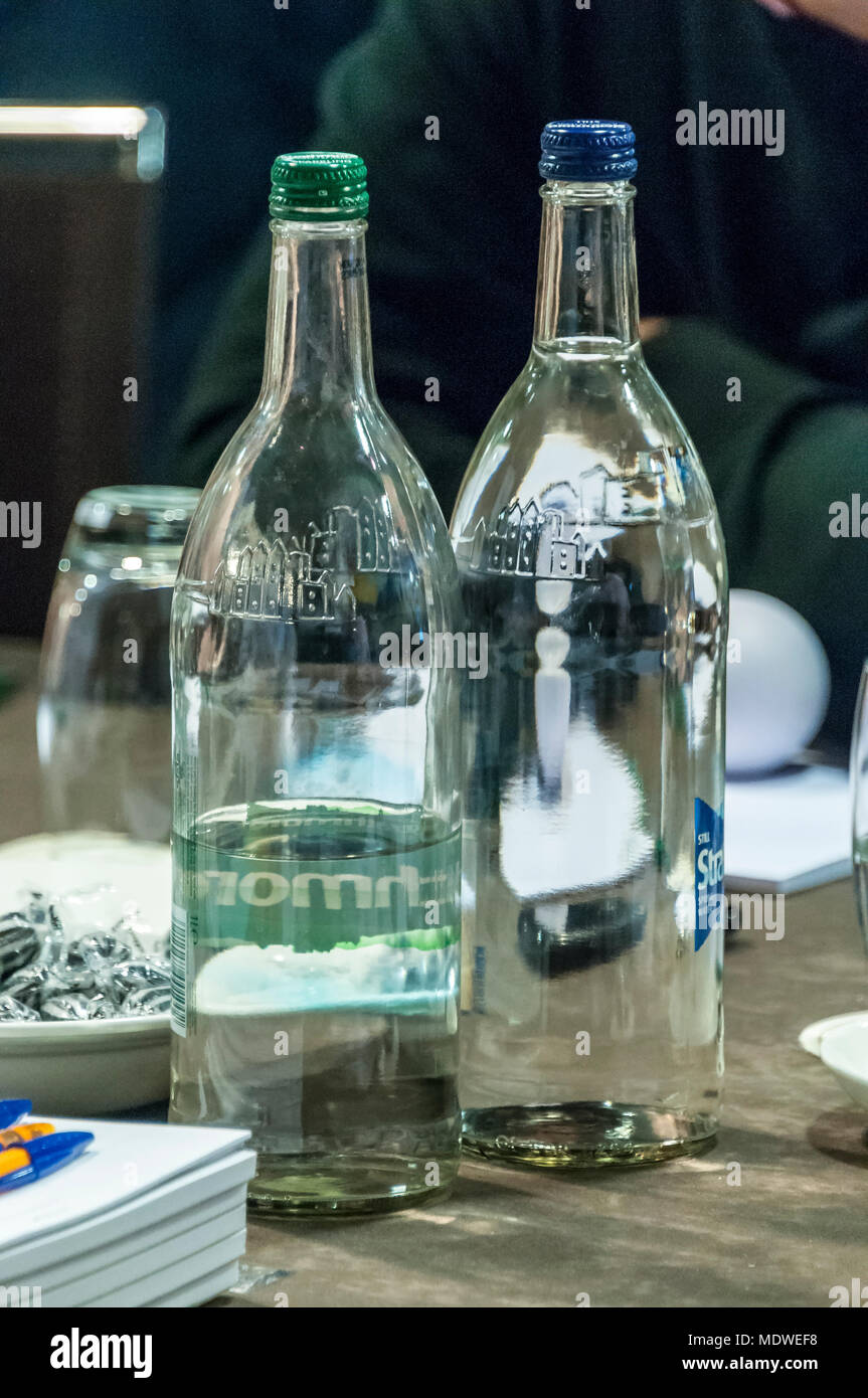 Botellas de agua mineral en una tabla. Foto de stock