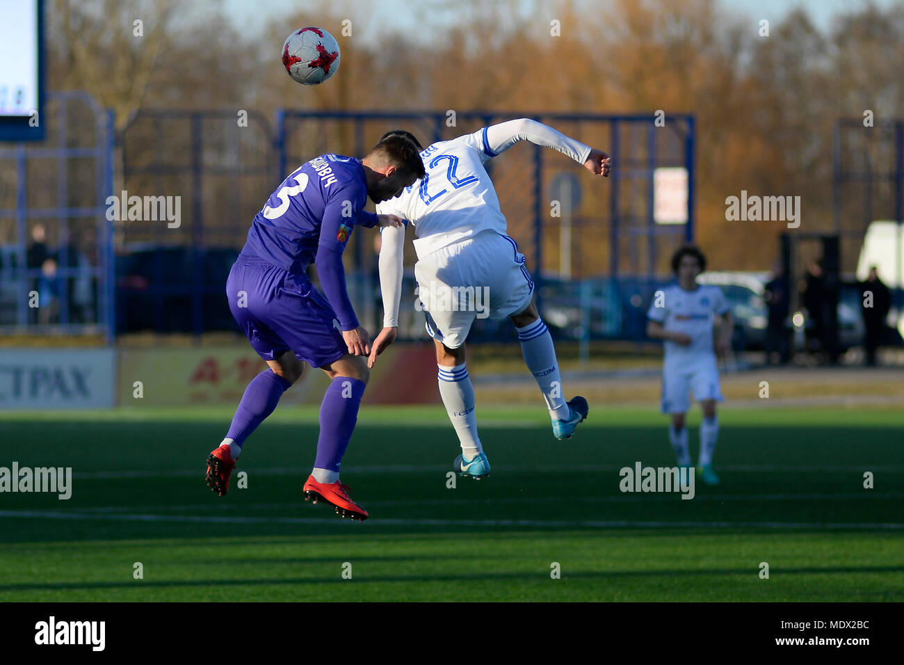 MINSK, BIELORRUSIA - Abril 7, 2018: los jugadores de fútbol saltar durante el partido de fútbol de la Liga Premier de Belarús entre FC y FC Dynamo Minsk Isloch en el estadio de Minsk FC Foto de stock