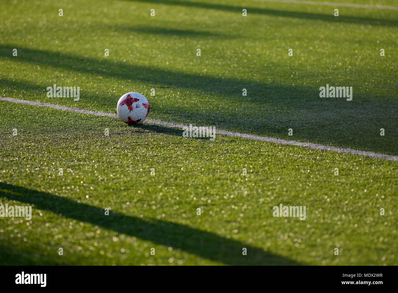 MINSK, BIELORRUSIA - Abril 7, 2018: fútbol balón adidas durante el partido de fútbol de la Liga Premier de Belarús entre FC y FC Dynamo Minsk Isloch en el estadio de Minsk FC Foto de stock