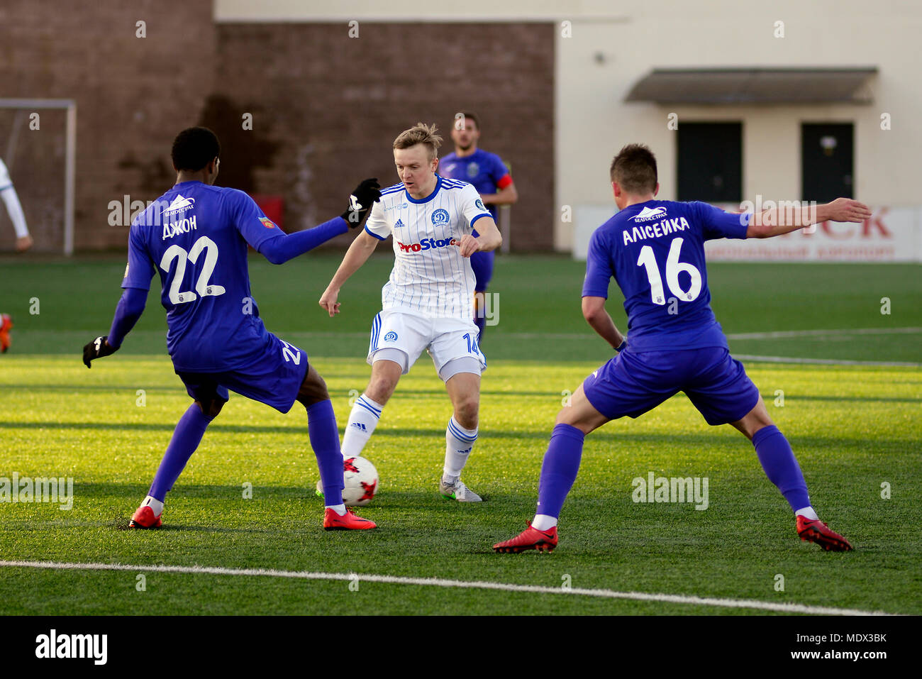 MINSK, BIELORRUSIA - Abril 7, 2018: los jugadores de fútbol lucha por la pelota durante el partido de fútbol de la Liga Premier de Belarús entre FC y FC Dynamo Minsk Isloch en el estadio de Minsk FC Foto de stock