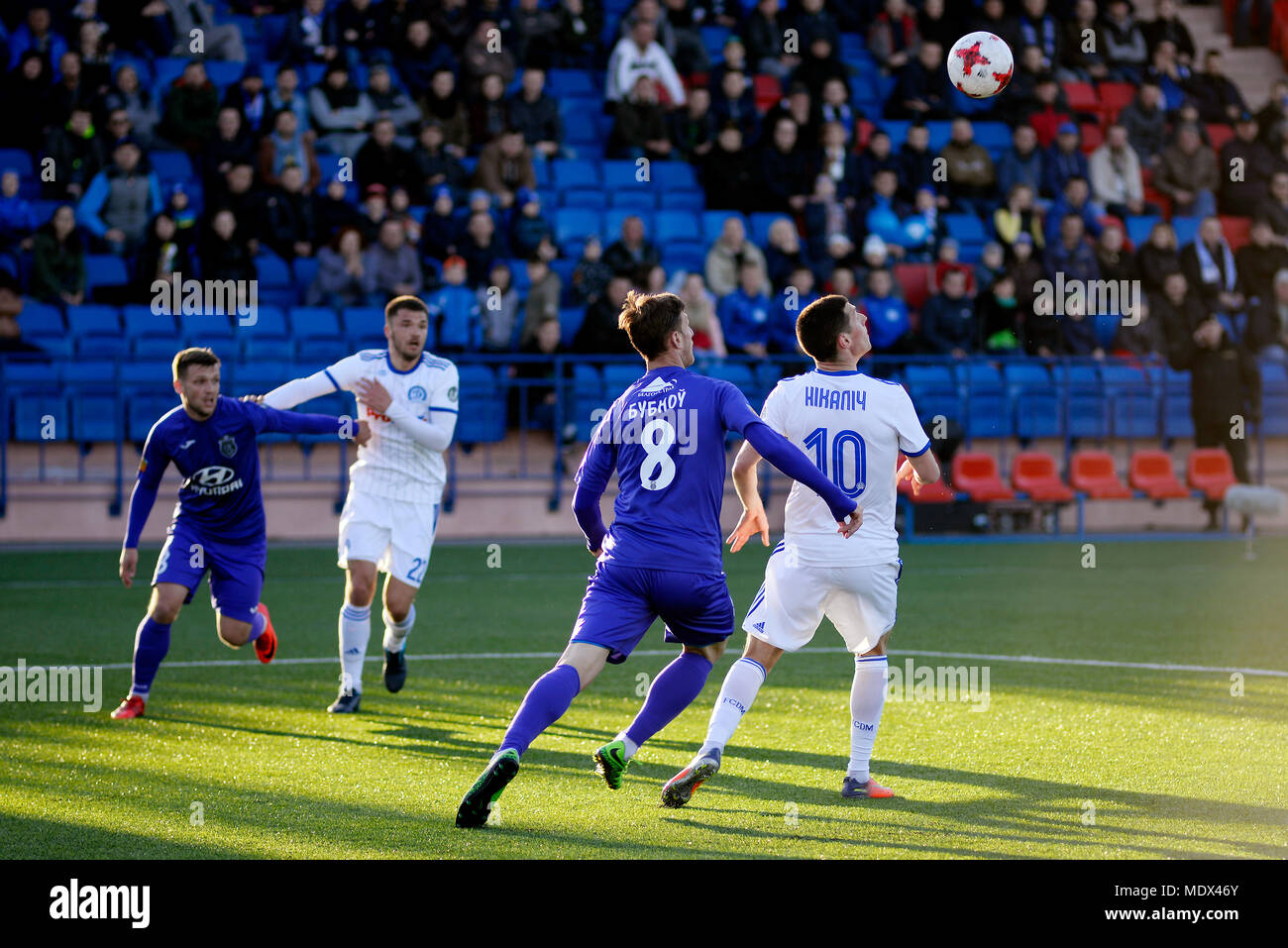 MINSK, BIELORRUSIA - Abril 7, 2018: los jugadores de fútbol lucha por la pelota durante el partido de fútbol de la Liga Premier de Belarús entre FC y FC Dynamo Minsk Isloch en el estadio de Minsk FC Foto de stock